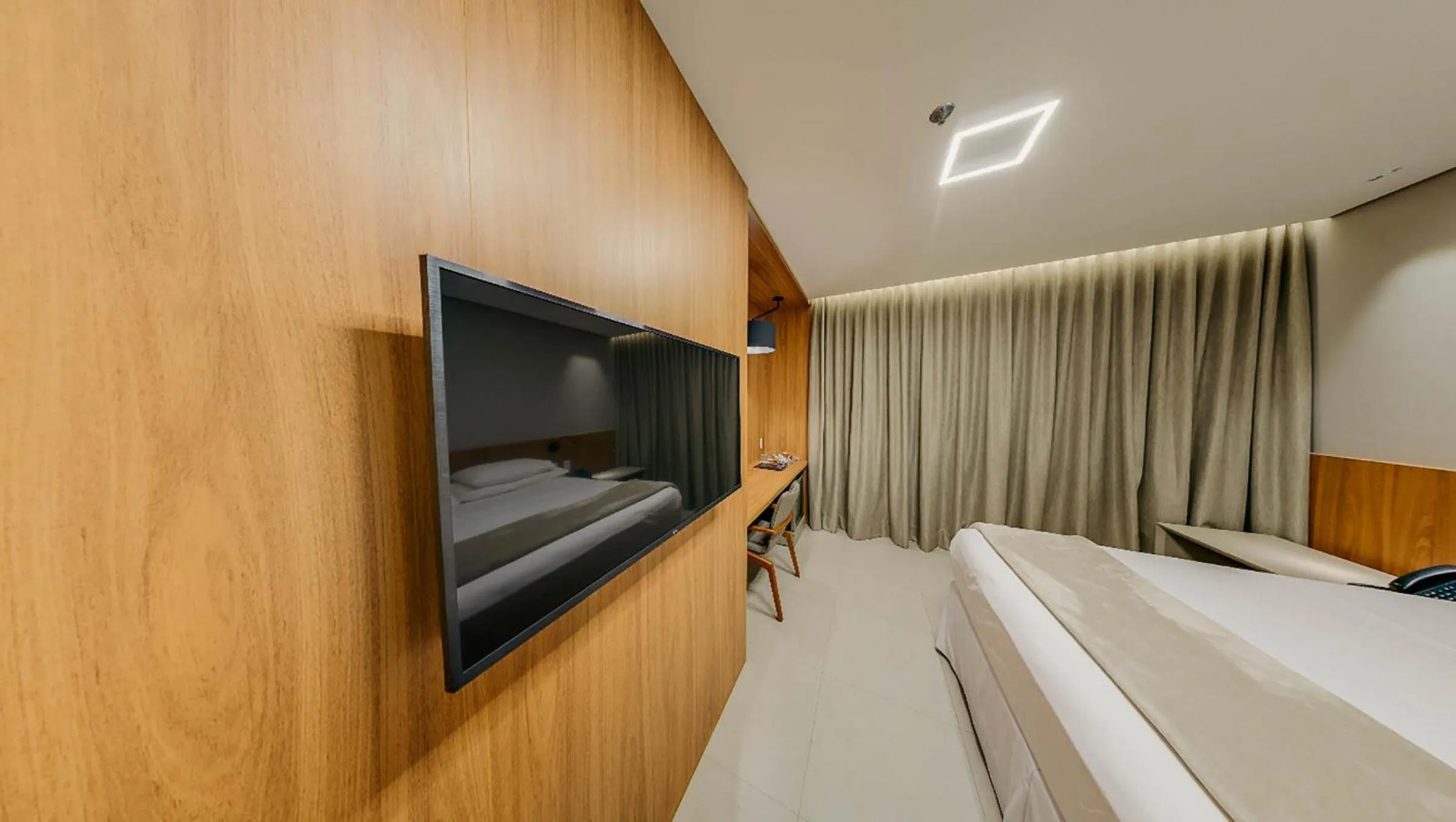 Communal lounge/ TV room, Bed in Amazon Taiamã Hotel