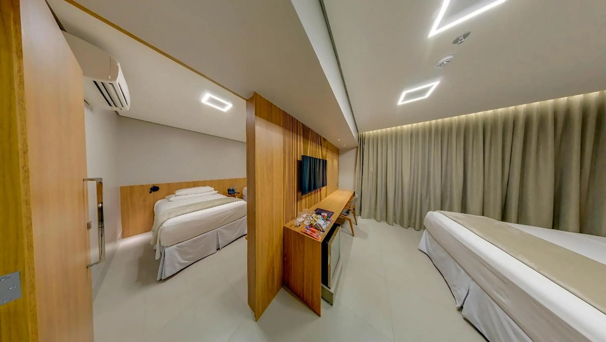 Communal lounge/ TV room, Bed in Amazon Taiamã Hotel