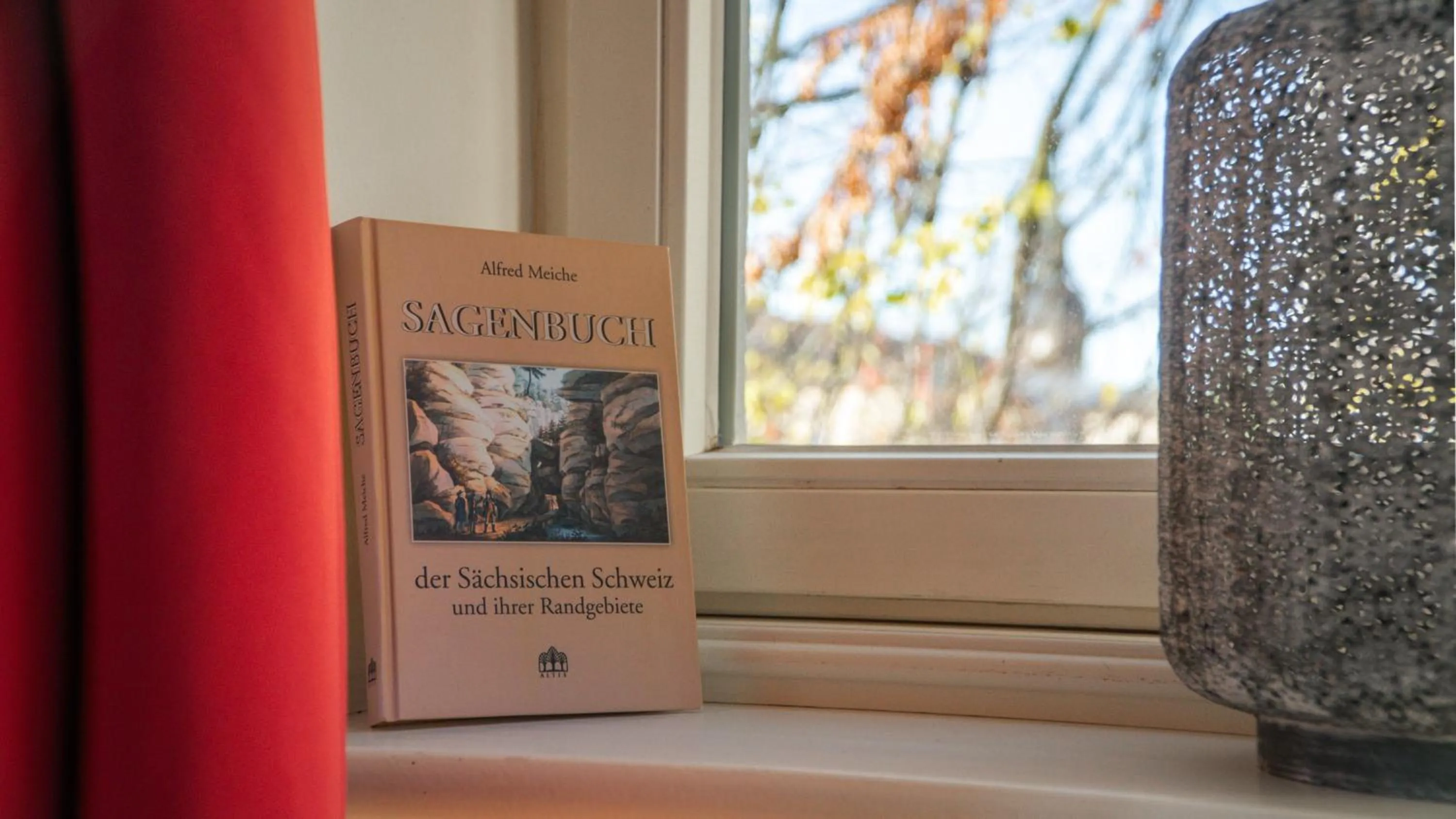 Decorative detail in Albergo-Toscana