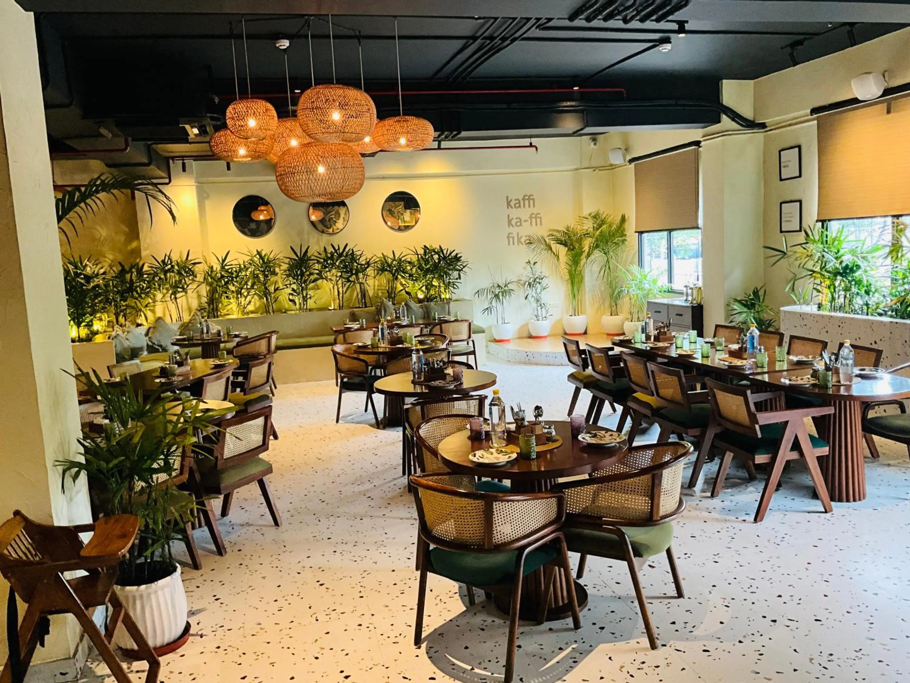 Restaurant/places to eat in Hotel Galaxy