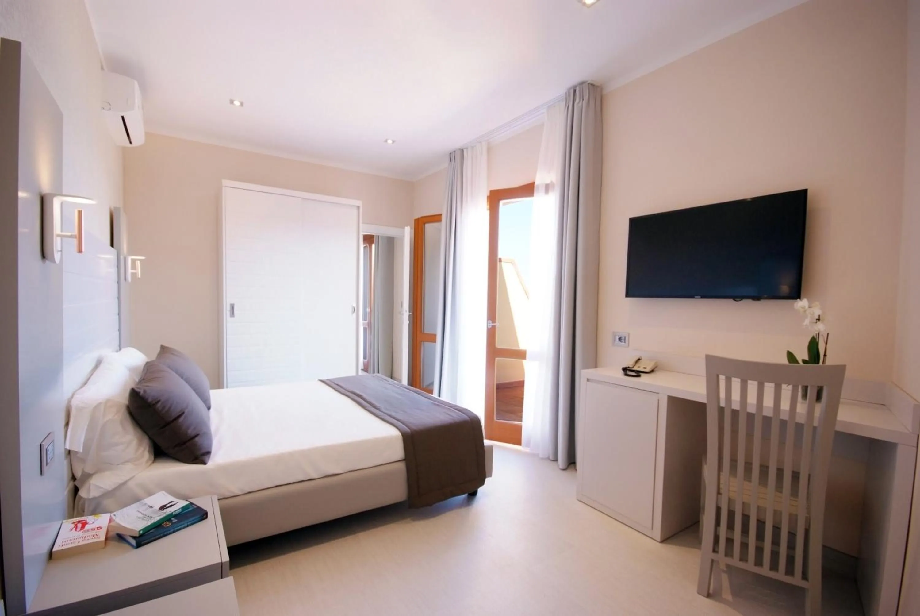 Photo of the whole room, Bed in Hotel La Perla Del Golfo