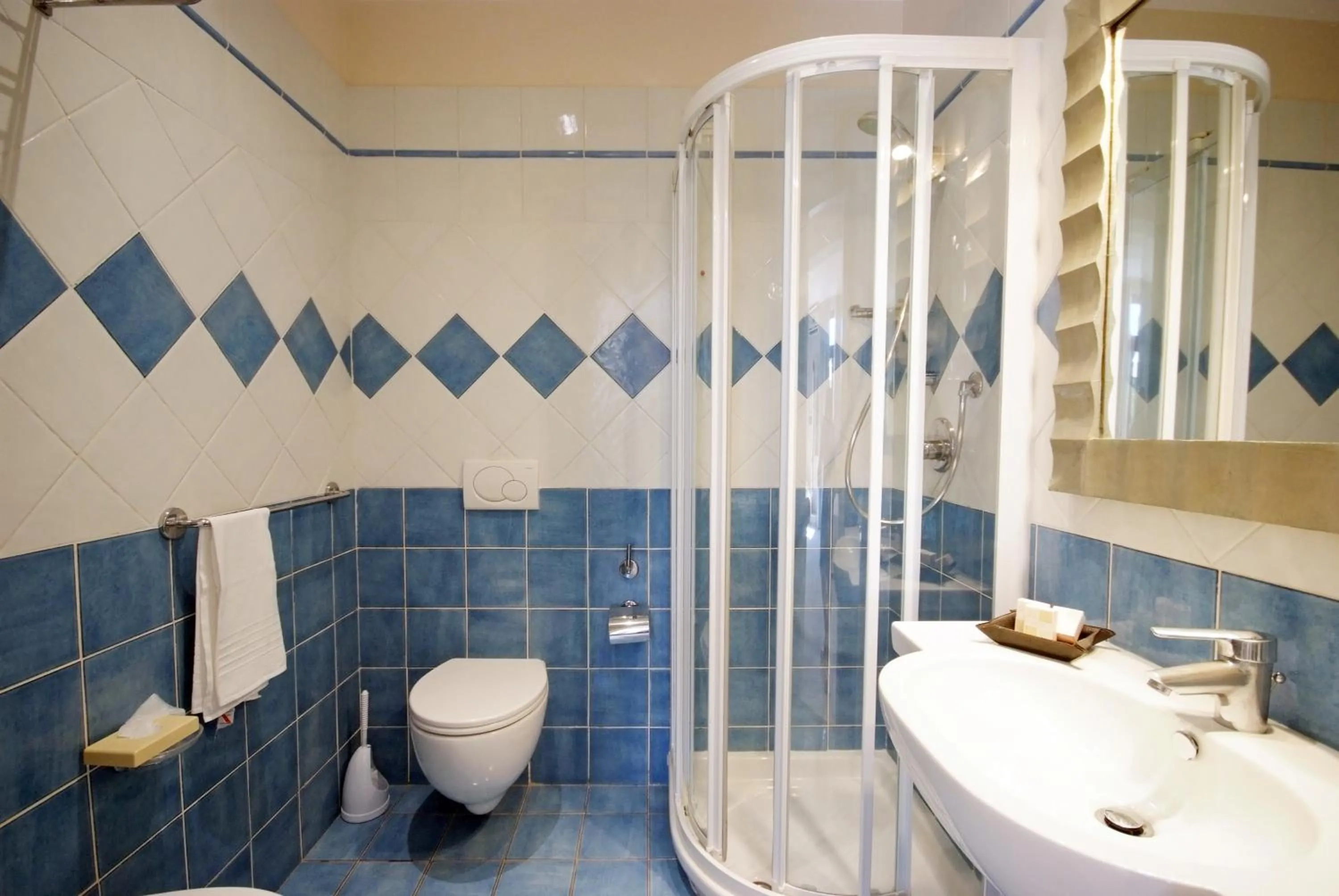 Shower in Hotel La Perla Del Golfo