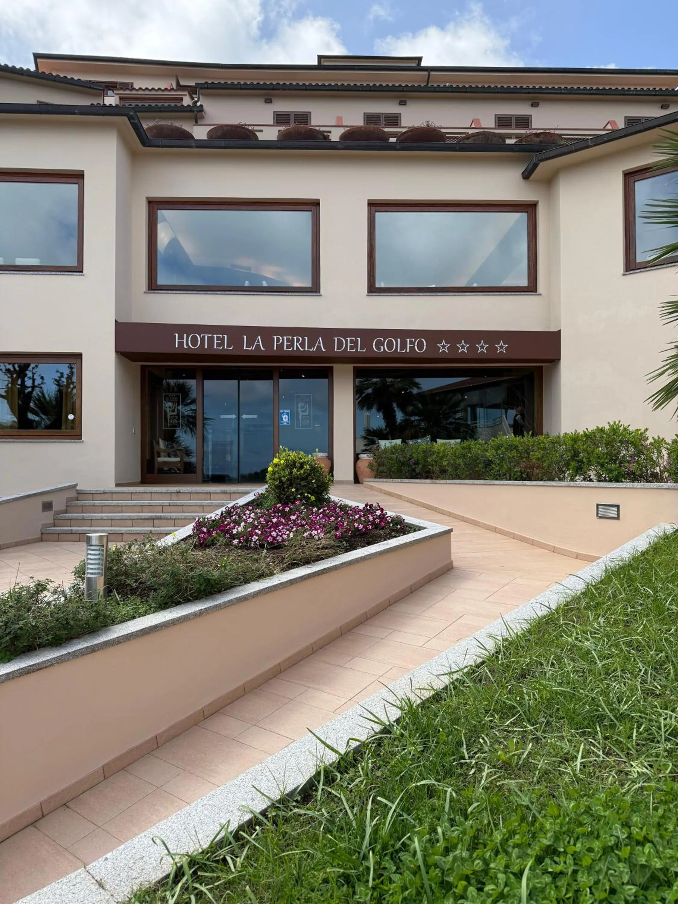 Property building in Hotel La Perla Del Golfo