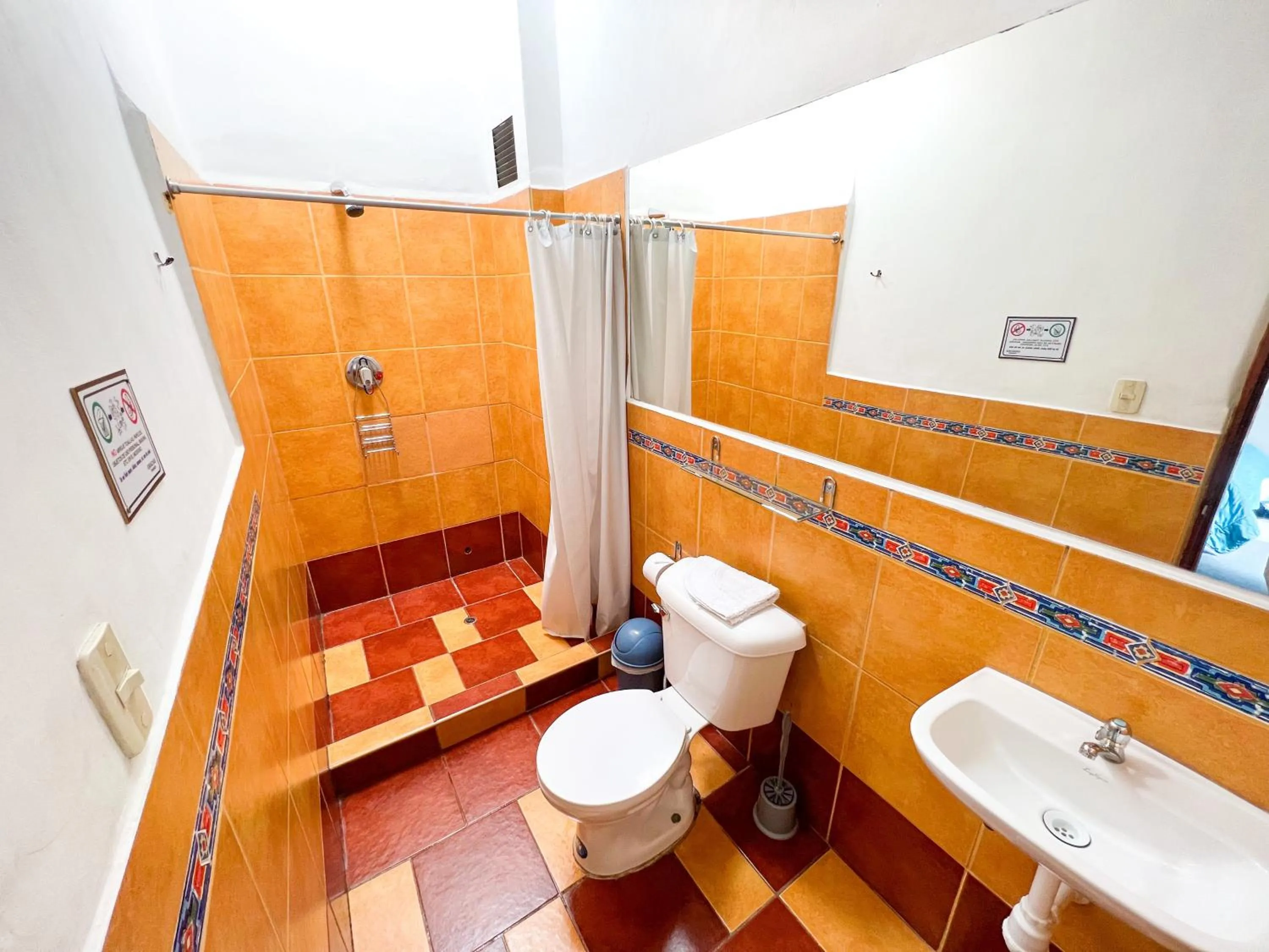 Family Room with King Size Bed with Private Bathroom (4 guest) in Hostal Teatro Inka