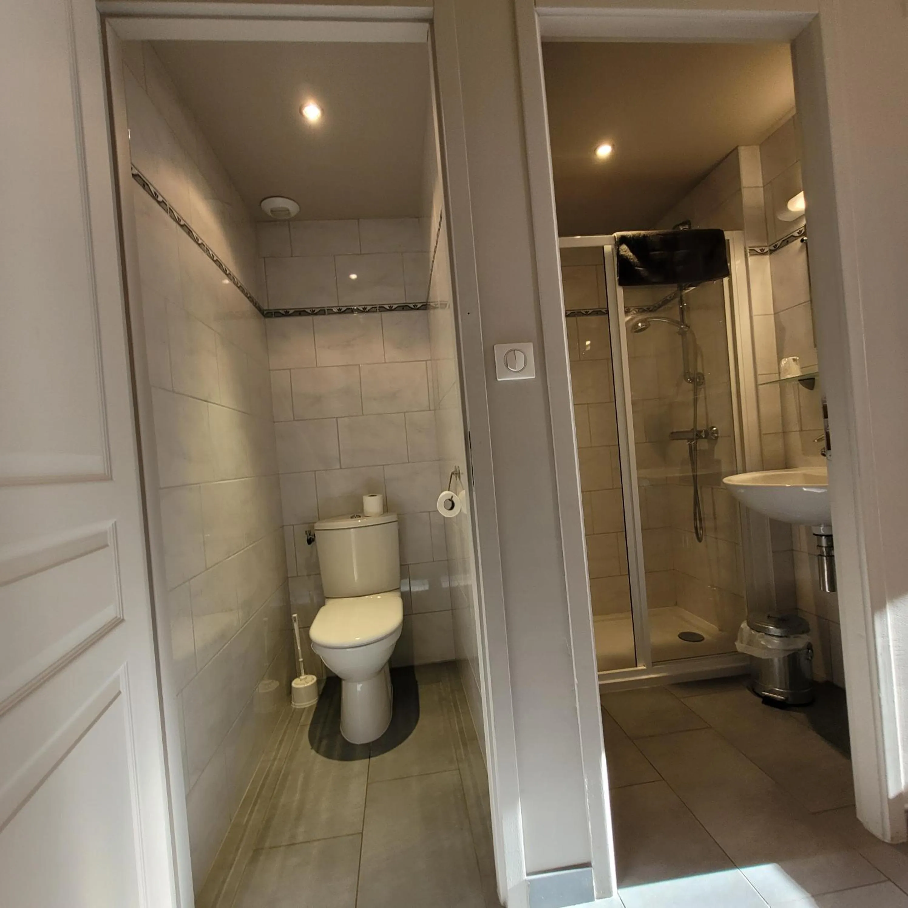 Shower in Hotel du lac des Corbeaux