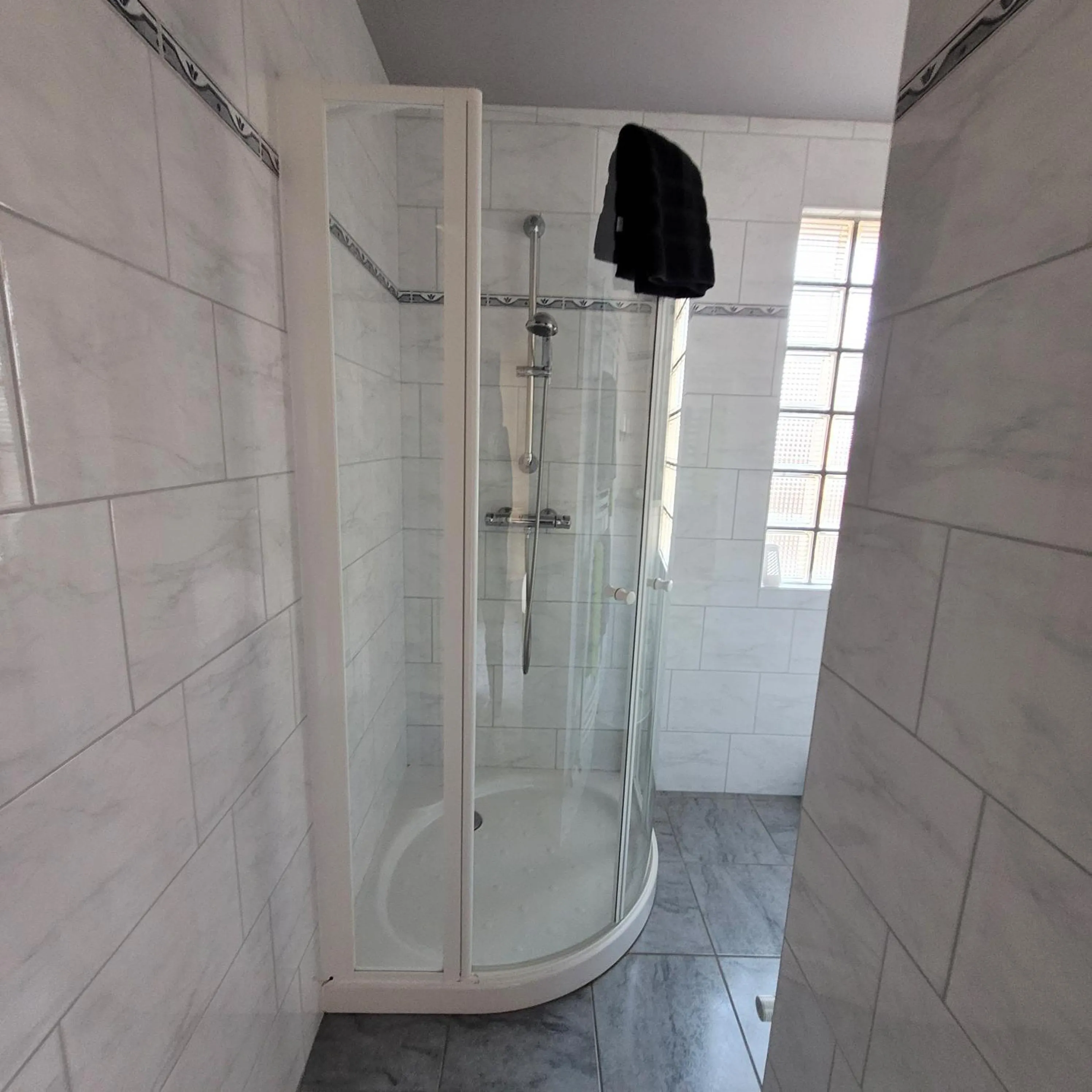 Shower in Hotel du lac des Corbeaux