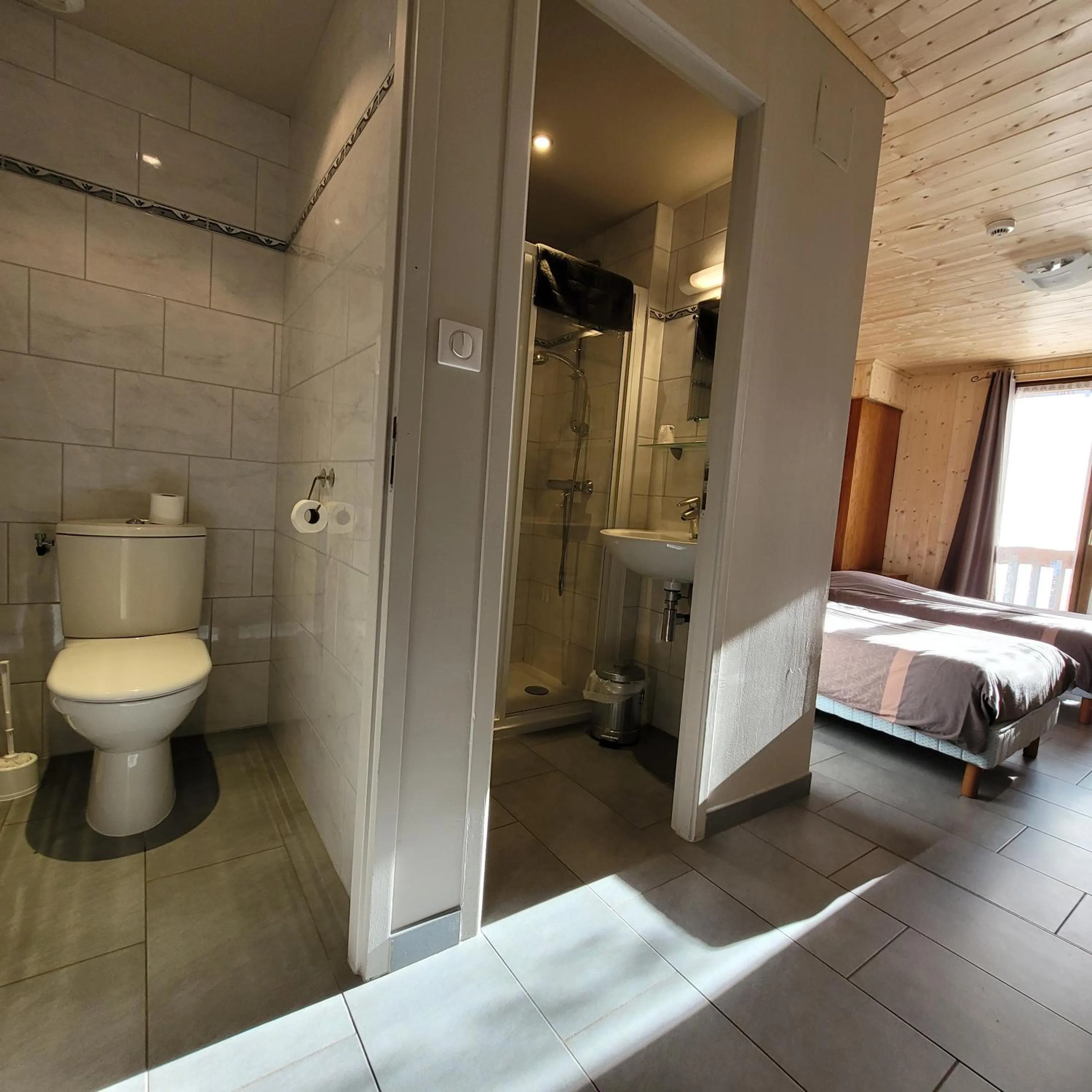 Shower in Hotel du lac des Corbeaux