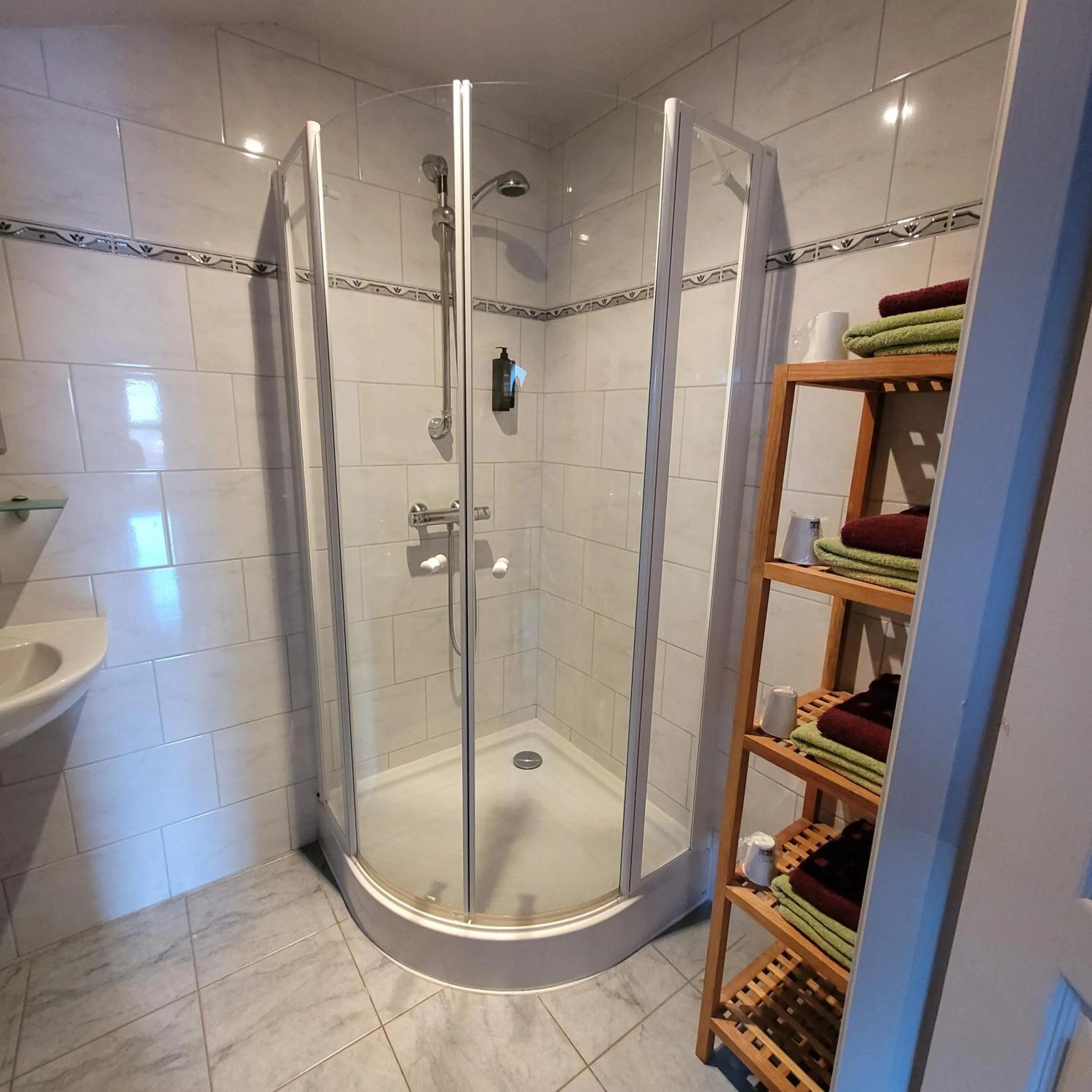 Shower in Hotel du lac des Corbeaux