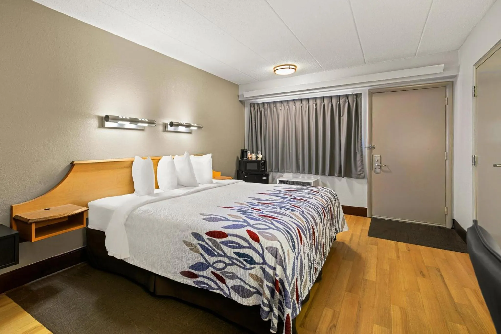 Photo of the whole room, Bed in Red Roof Inn Salem