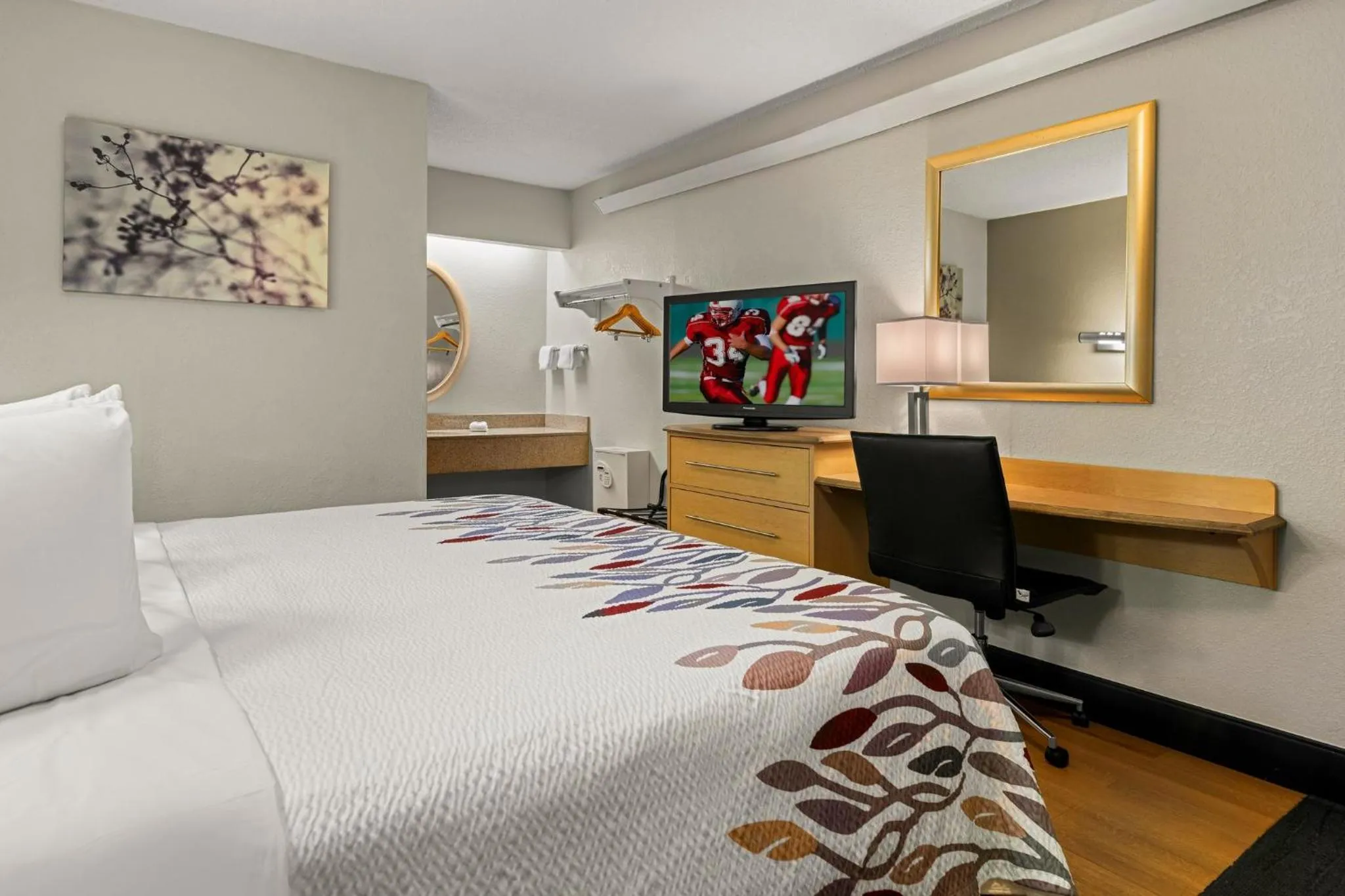 Photo of the whole room, Bed in Red Roof Inn Salem