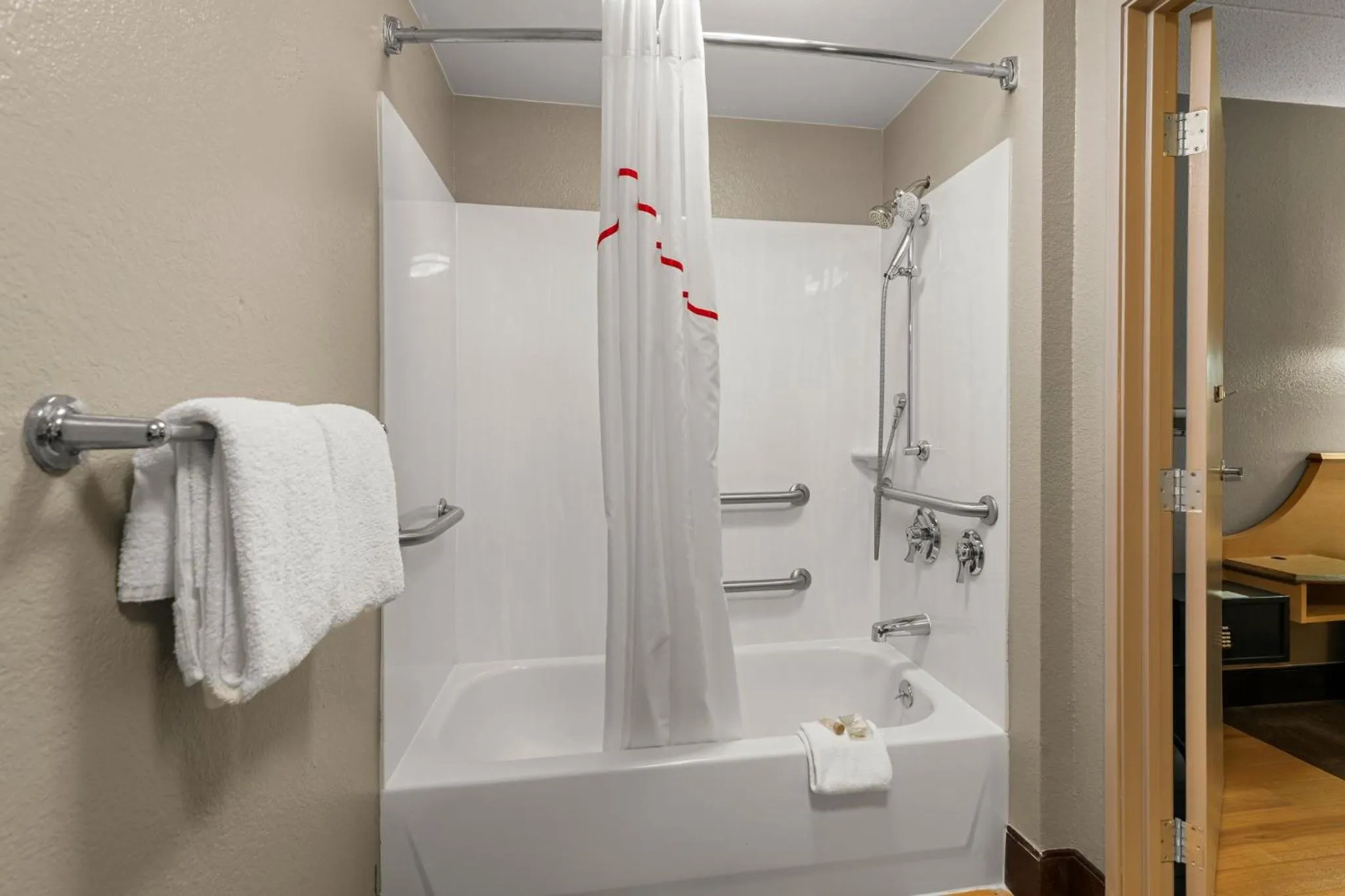 Bathroom in Red Roof Inn Salem