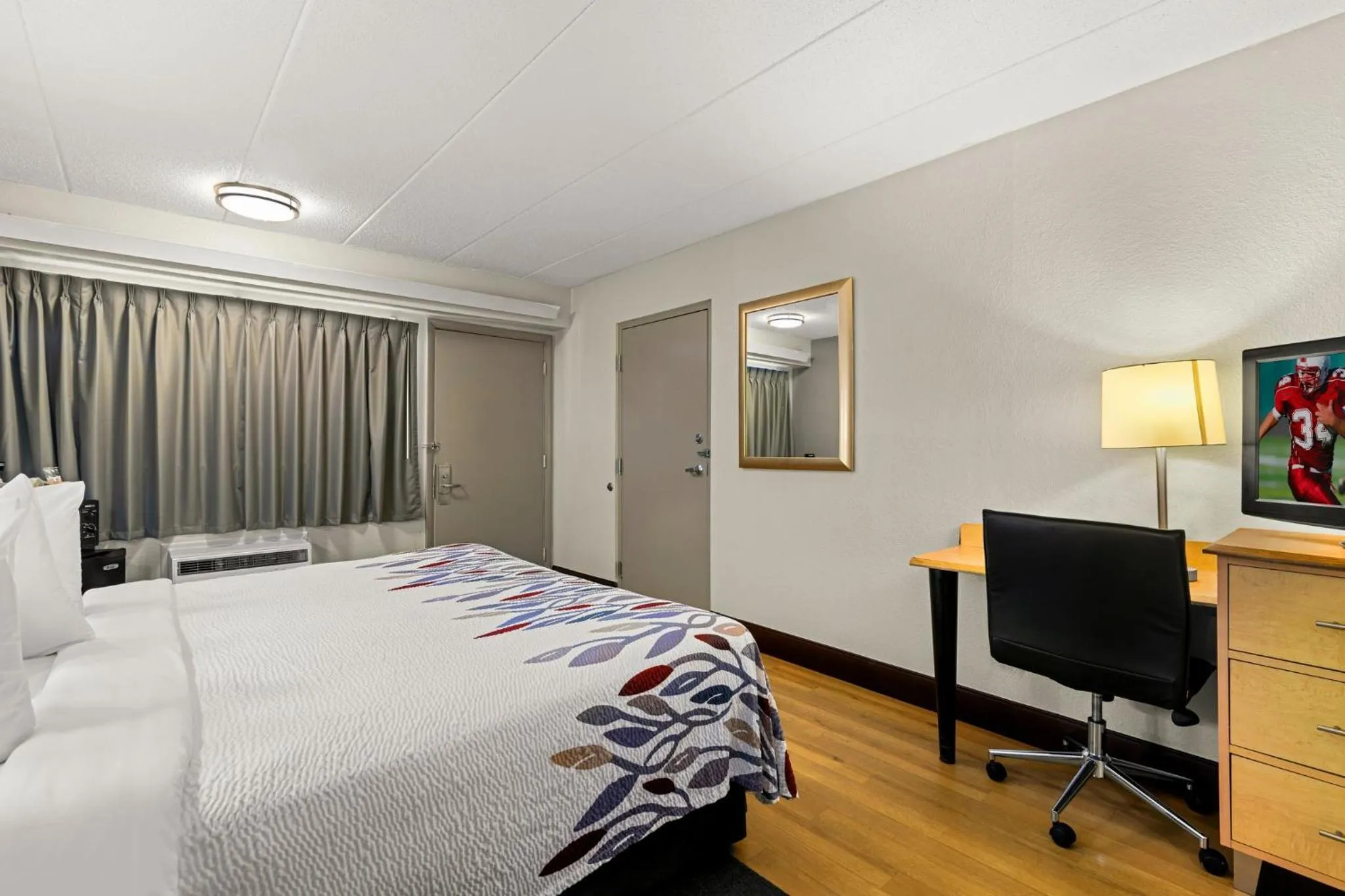 Photo of the whole room, Bed in Red Roof Inn Salem