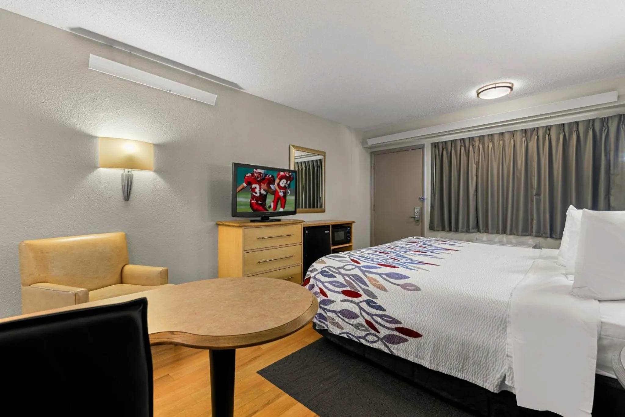 Photo of the whole room, Bed in Red Roof Inn Salem