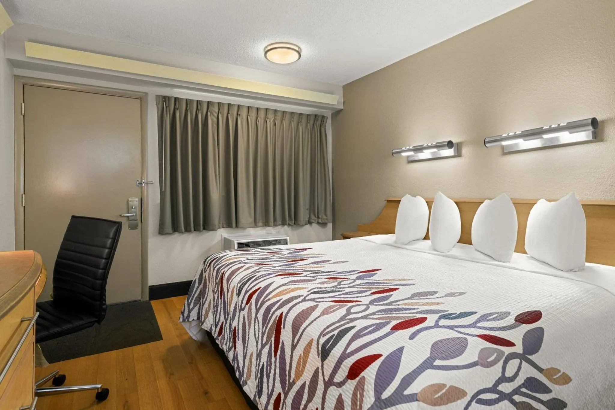 Photo of the whole room, Bed in Red Roof Inn Salem