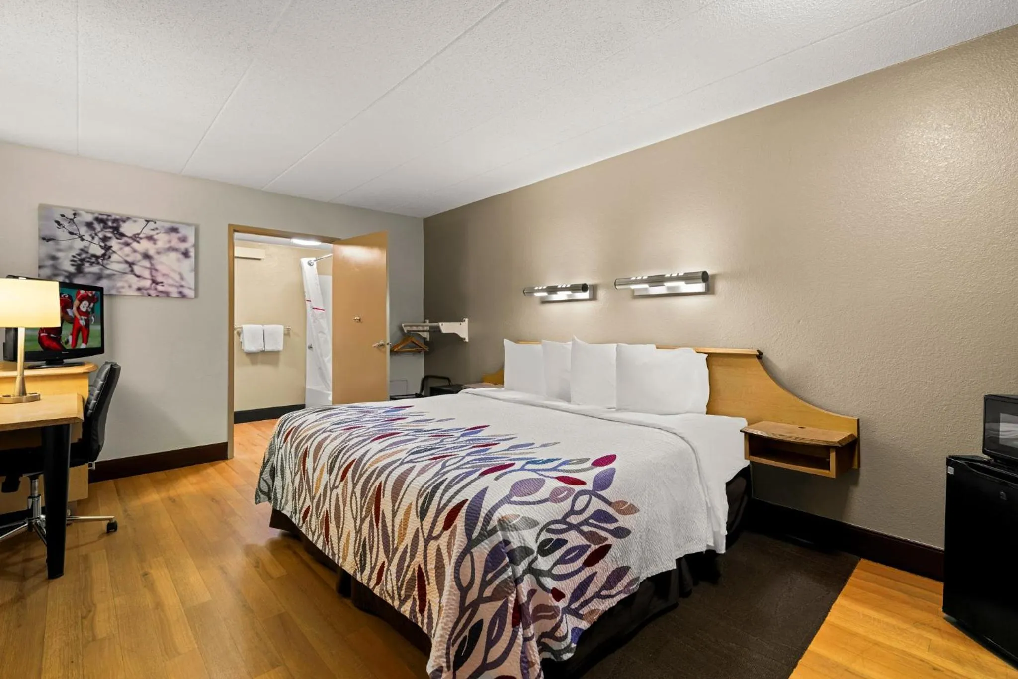 Photo of the whole room, Bed in Red Roof Inn Salem