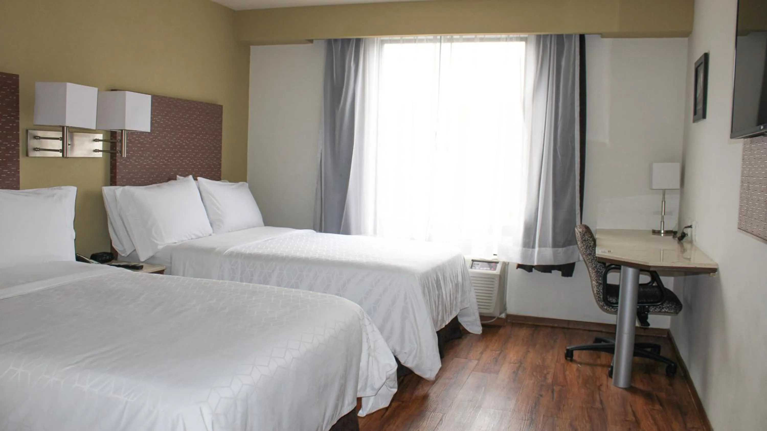 Photo of the whole room, Bed in Holiday Inn Orizaba by IHG