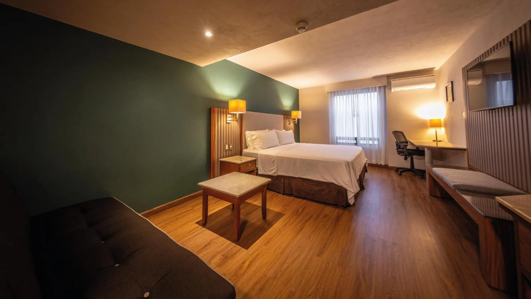 Photo of the whole room, Bed in Holiday Inn Orizaba by IHG