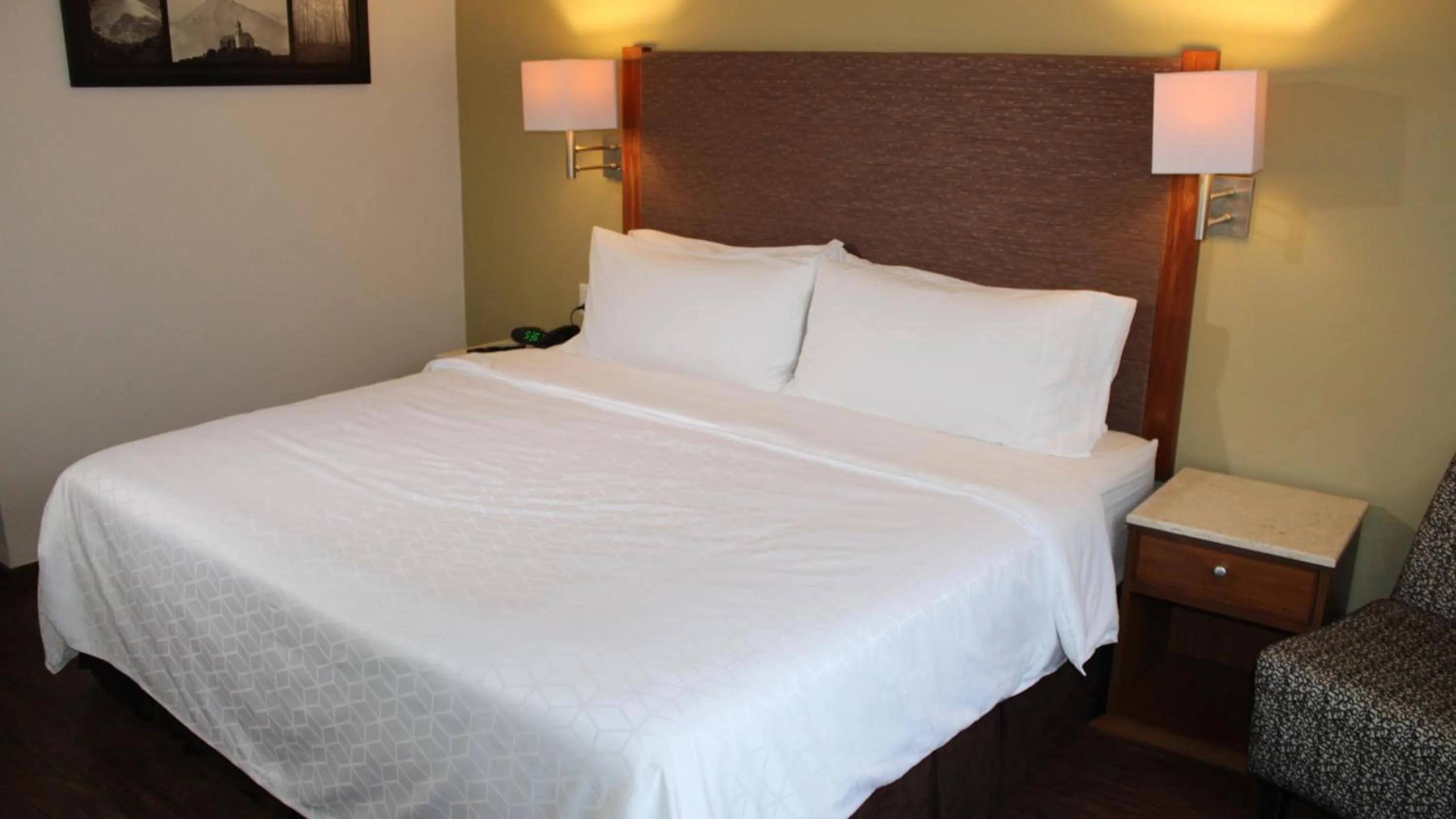 Photo of the whole room, Bed in Holiday Inn Orizaba by IHG