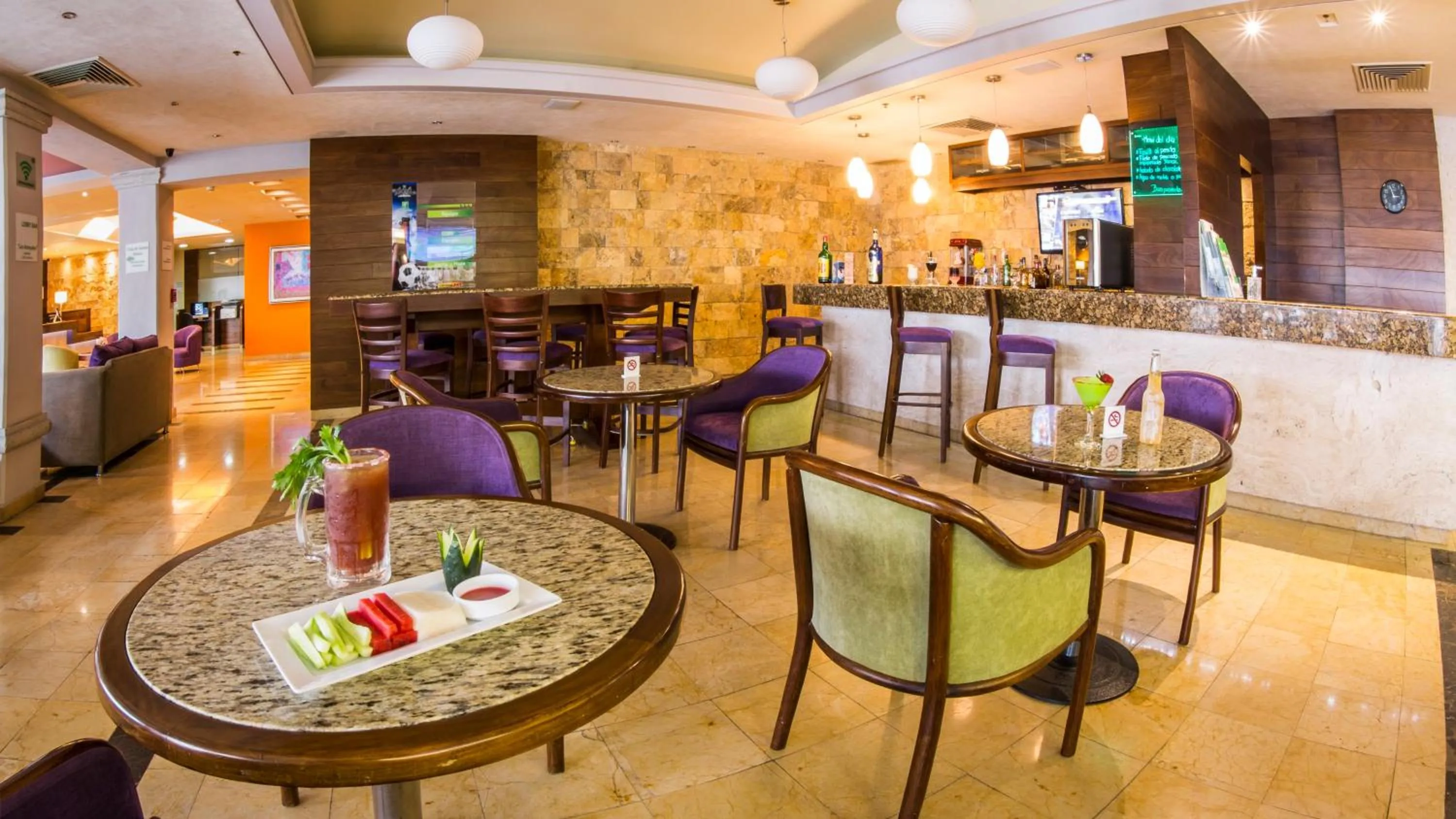 Lounge or bar in Holiday Inn Orizaba by IHG