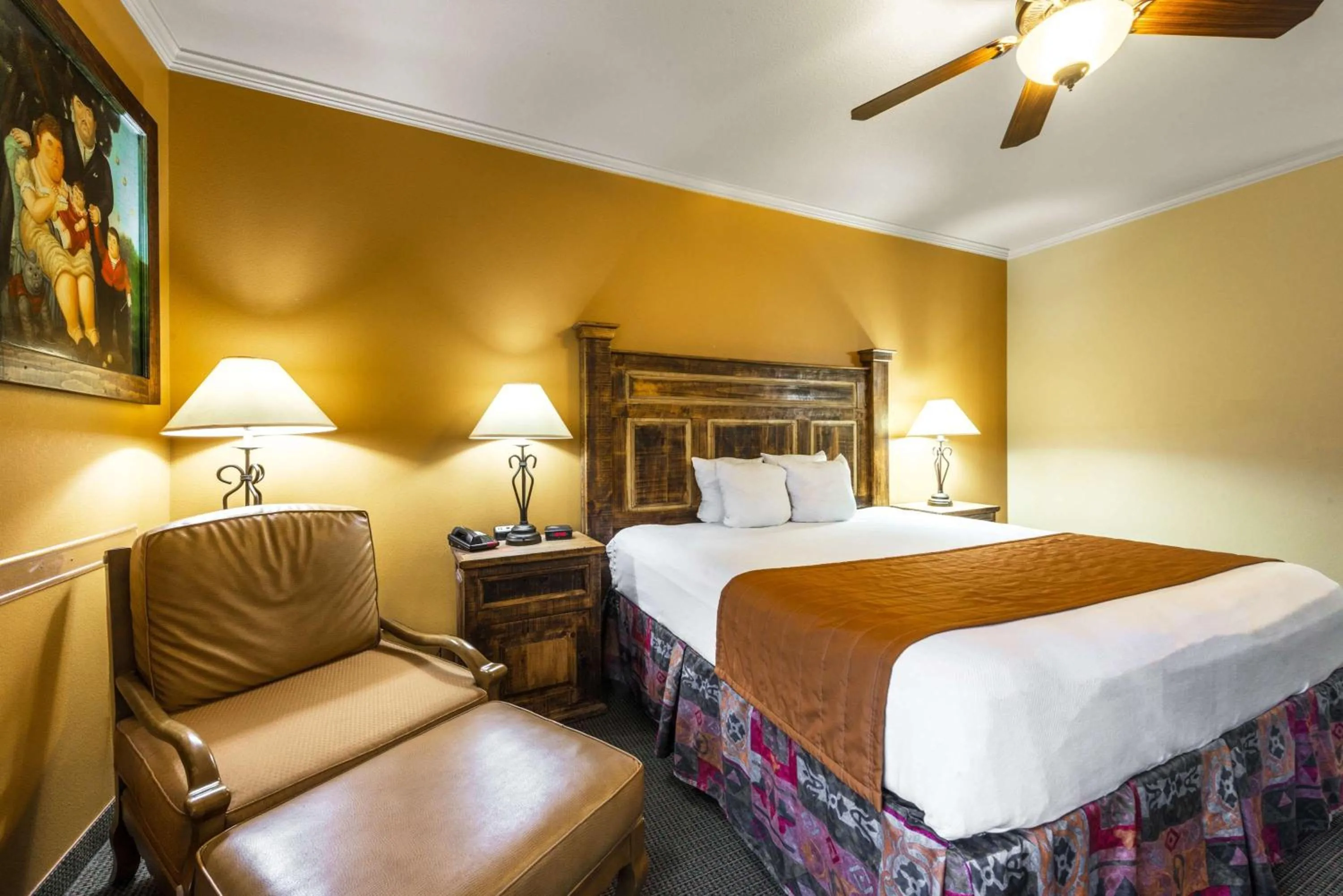 Photo of the whole room, Bed in La Hacienda Inn near Alamodome & Riverwalk