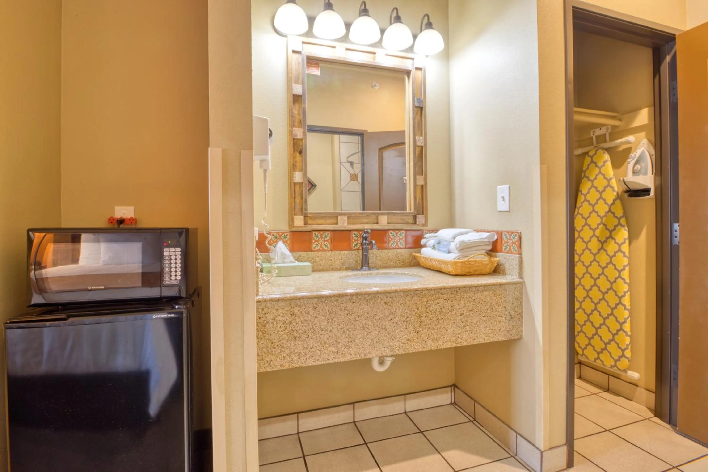 Bathroom in La Hacienda Inn near Alamodome & Riverwalk