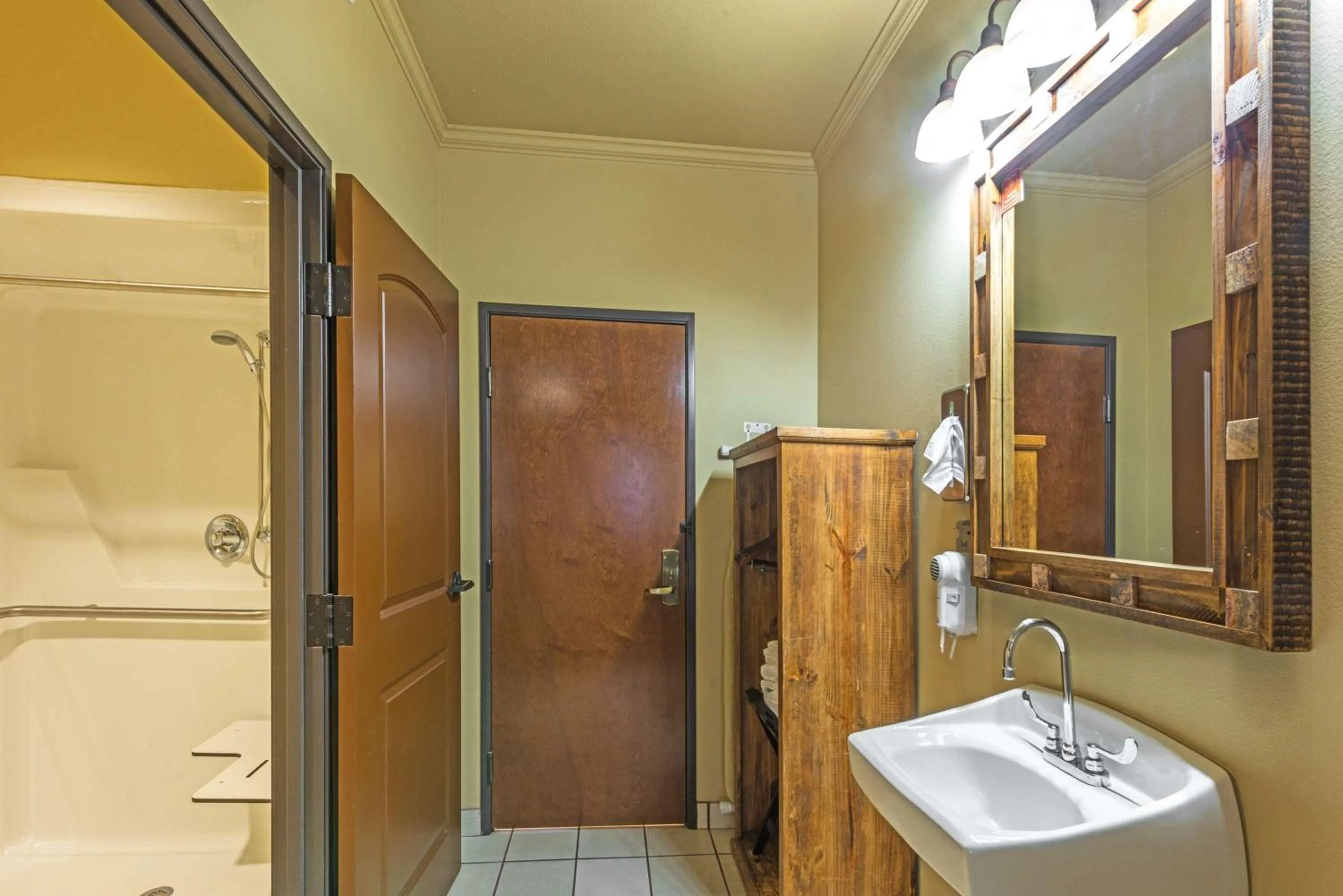 Bathroom in La Hacienda Inn near Alamodome & Riverwalk