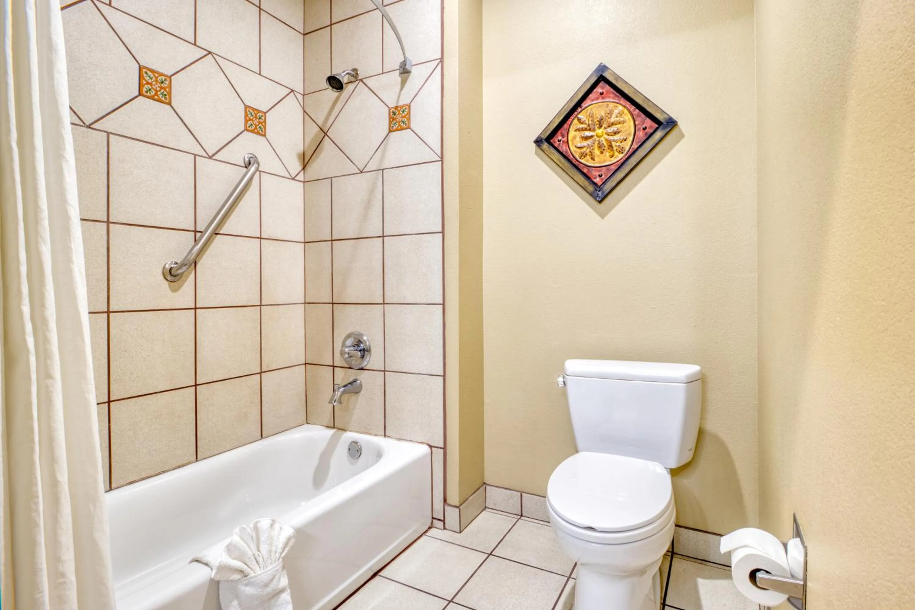 Bathroom in La Hacienda Inn near Alamodome & Riverwalk