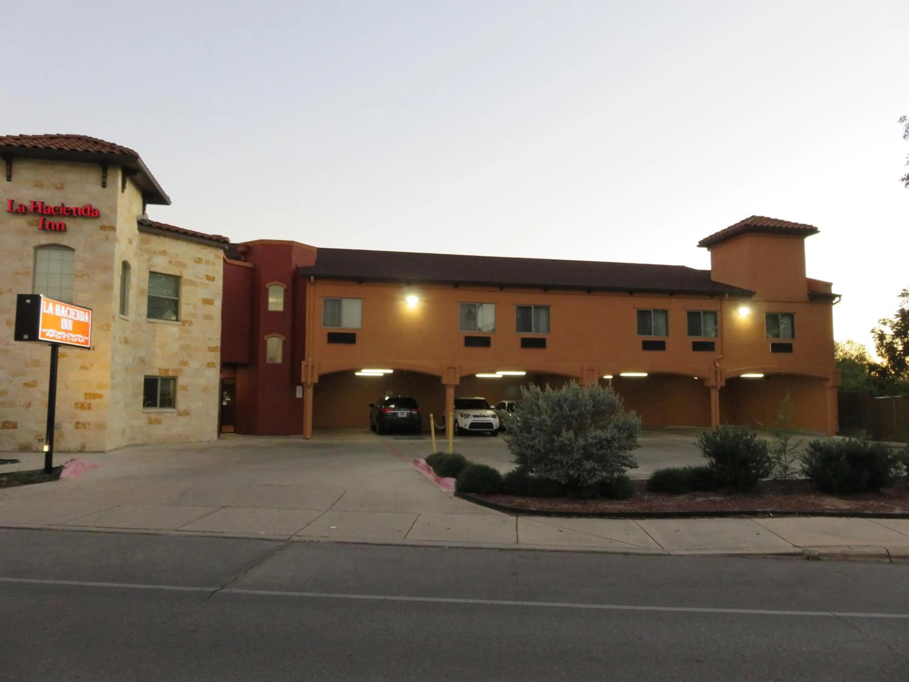 Facade/entrance in La Hacienda Inn near Alamodome & Riverwalk