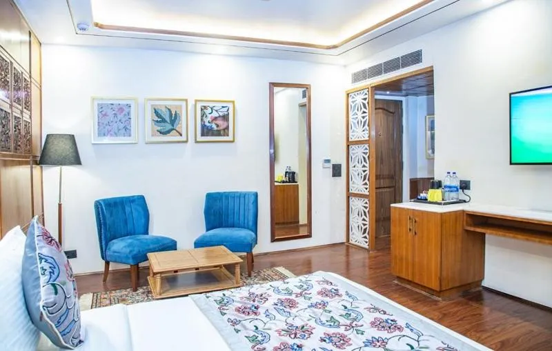 Seating area, Bed in Lemon Tree Hotel Srinagar
