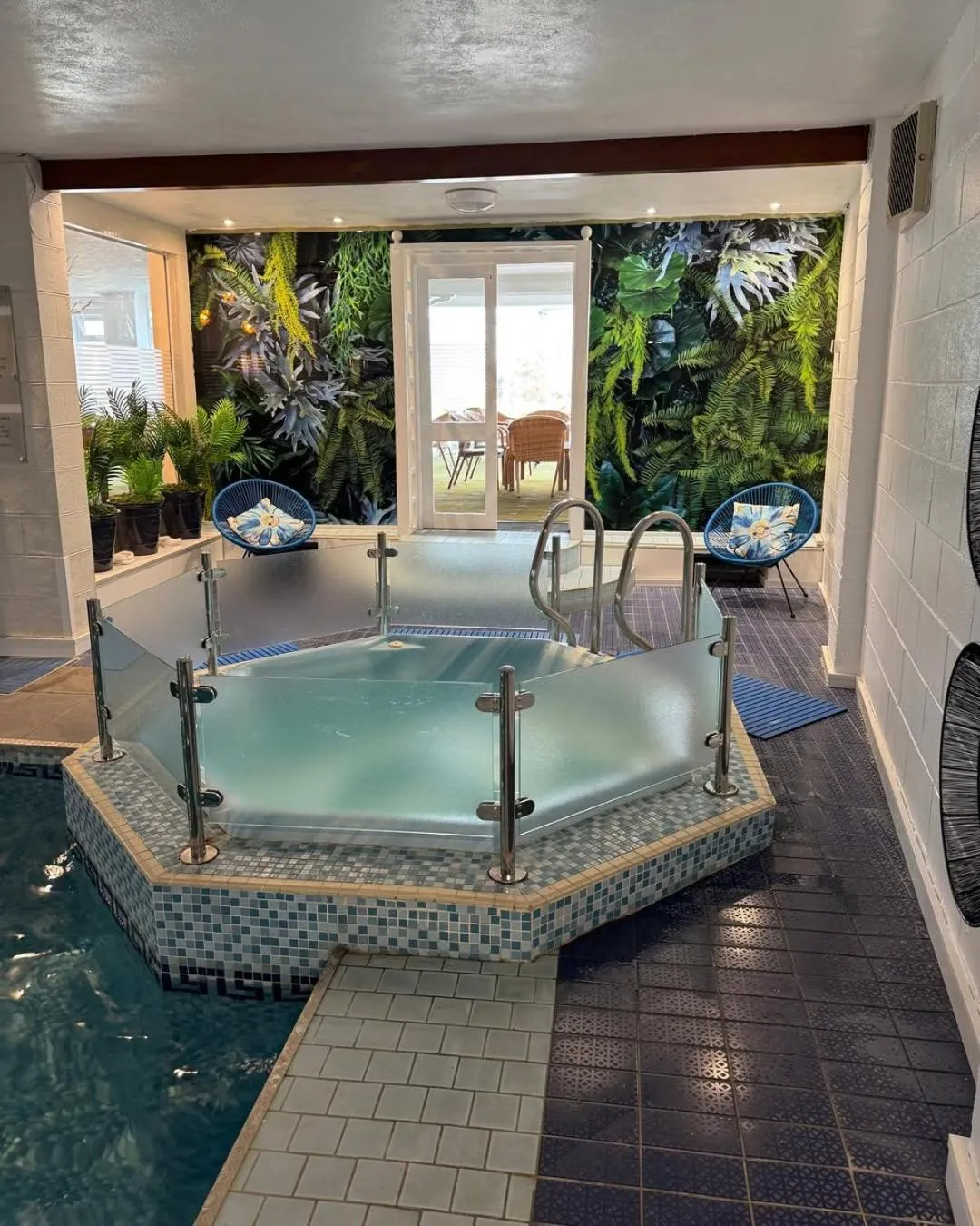 Swimming pool in Park Manor Hotel