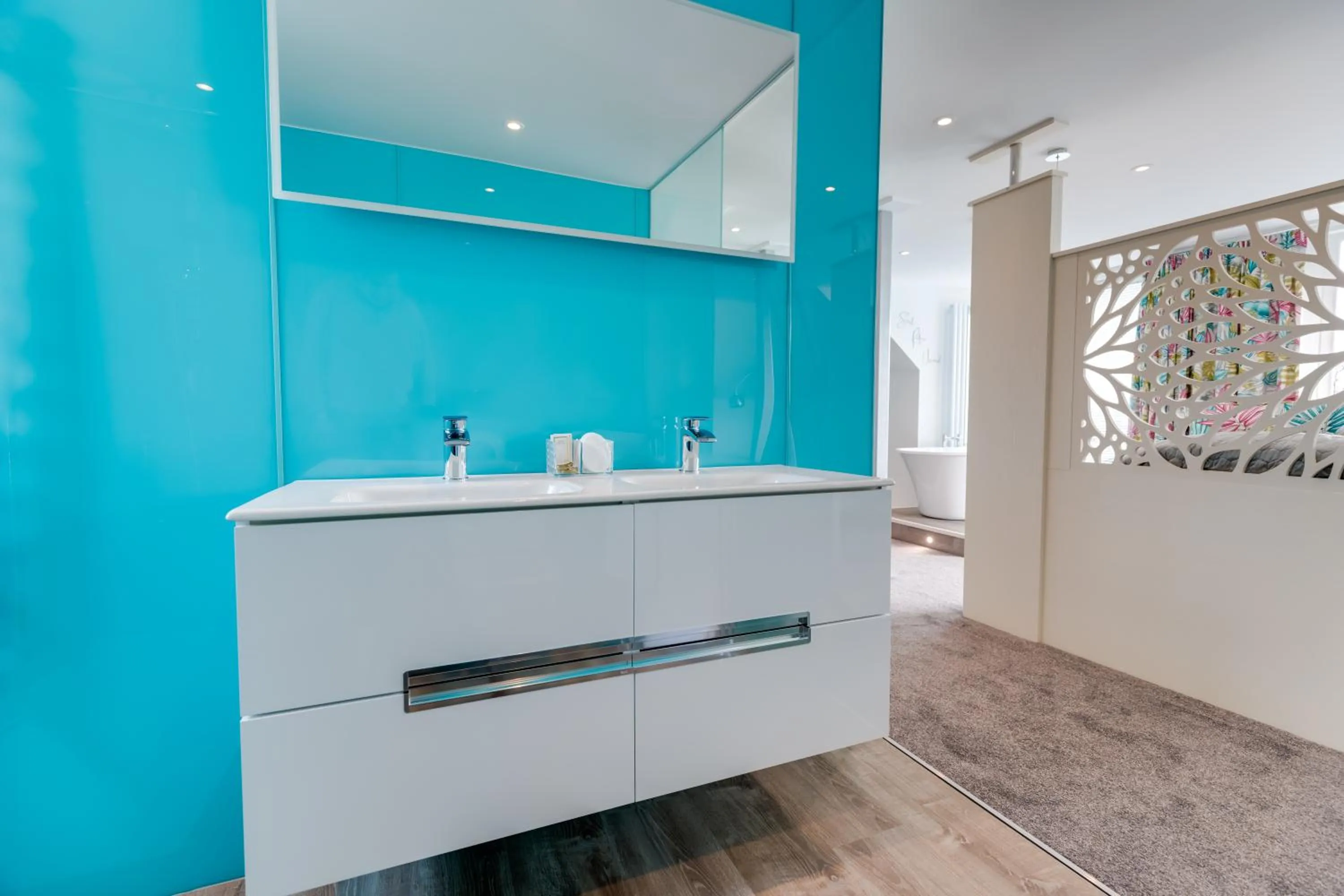 Bathroom, Bed in Park Manor Hotel