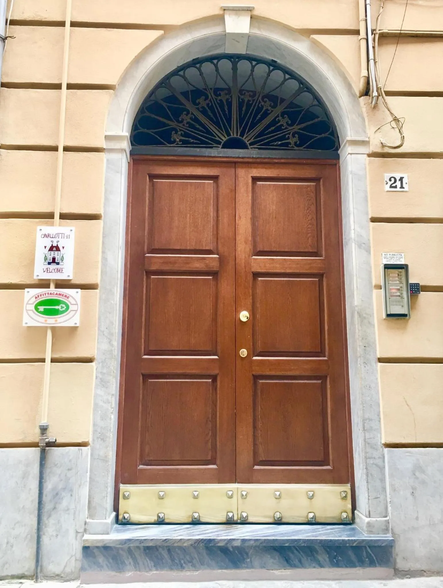 Facade/entrance in Cavallotti 21