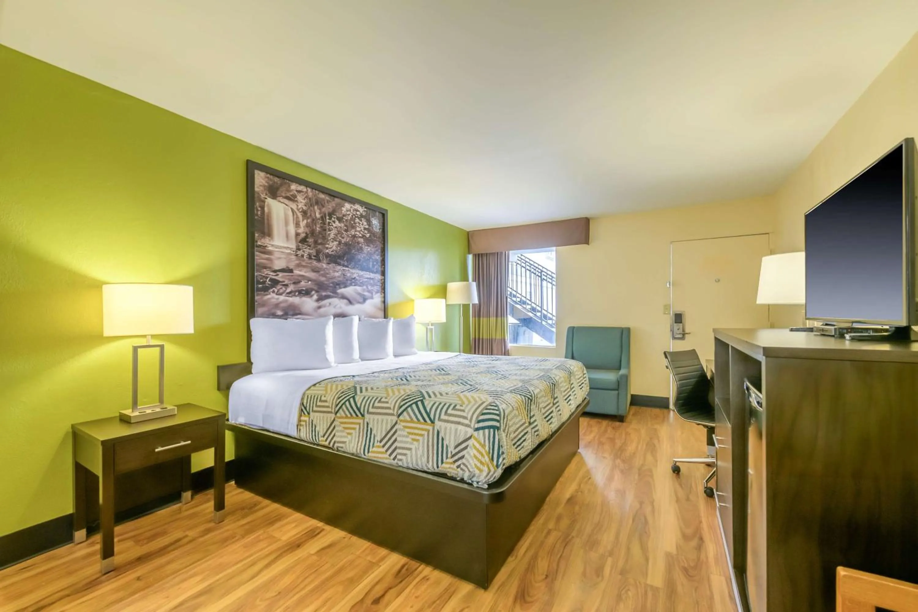 Bedroom, Bed in Super 8 by Wyndham Forsyth