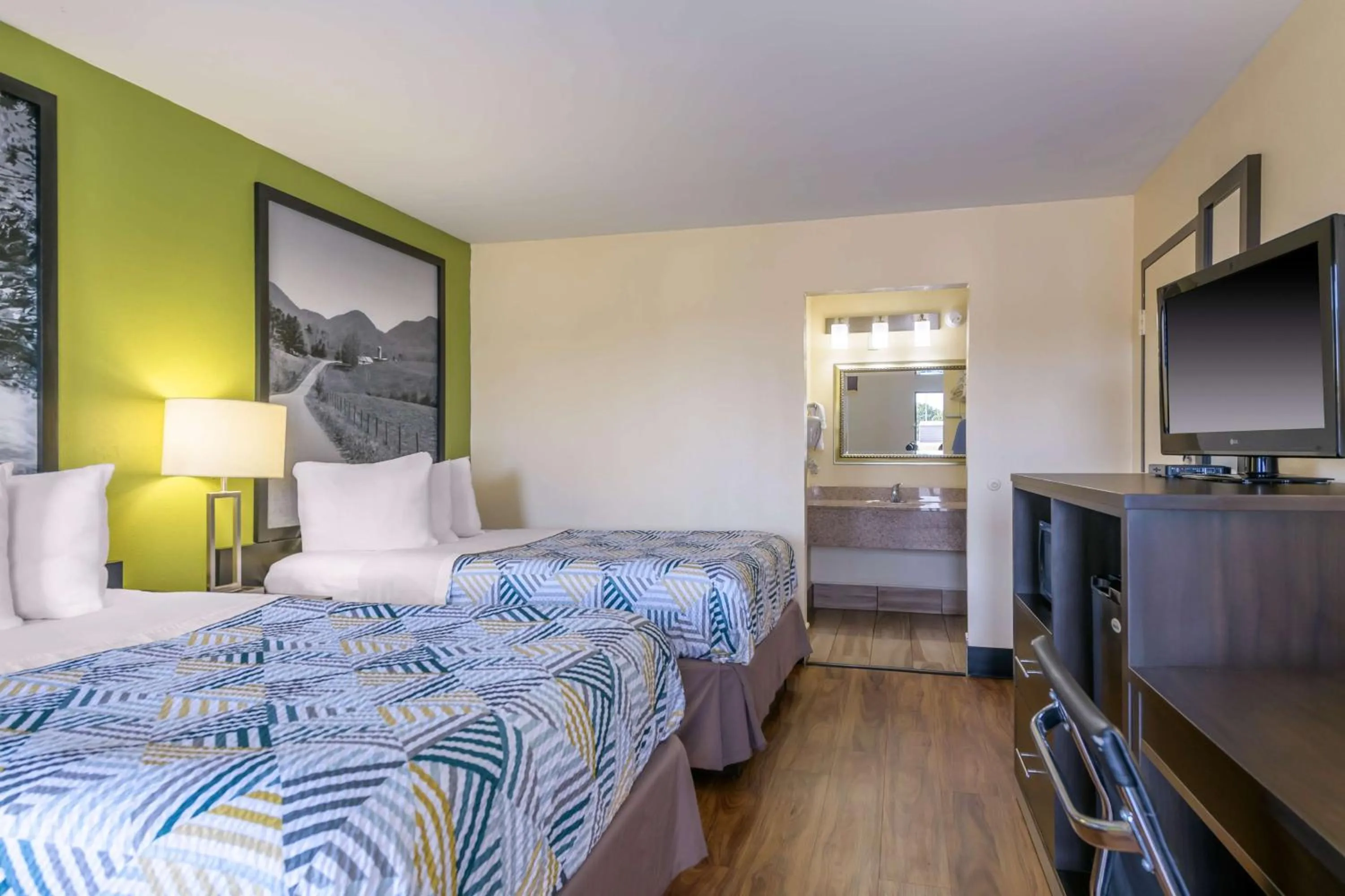 Bedroom, Bed in Super 8 by Wyndham Forsyth