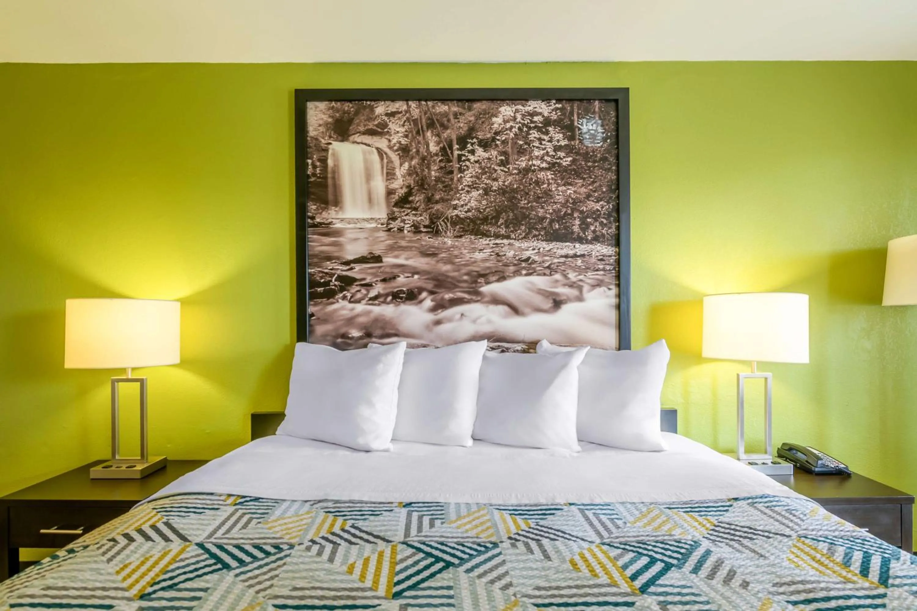 Bedroom, Bed in Super 8 by Wyndham Forsyth