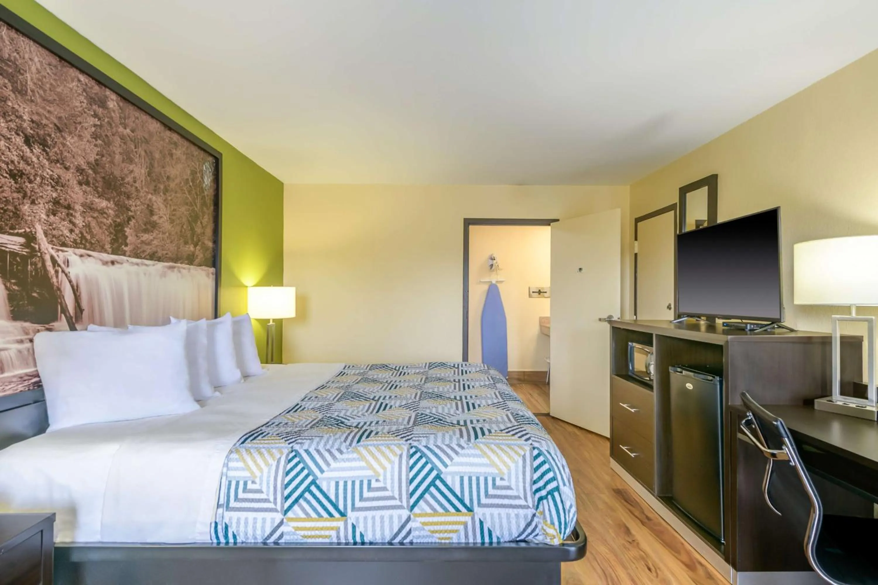 Bedroom, Bed in Super 8 by Wyndham Forsyth