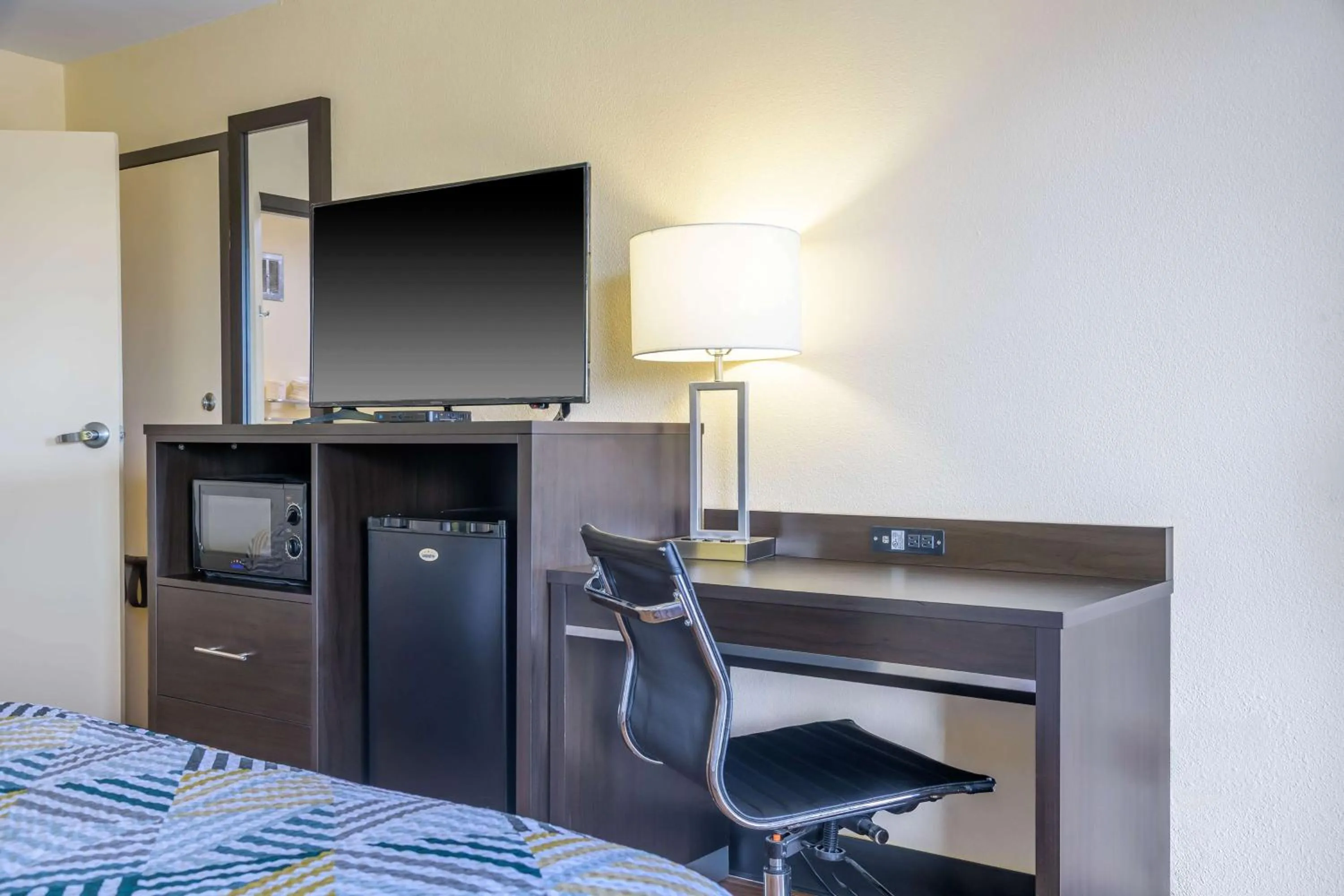 Bedroom, Bed in Super 8 by Wyndham Forsyth