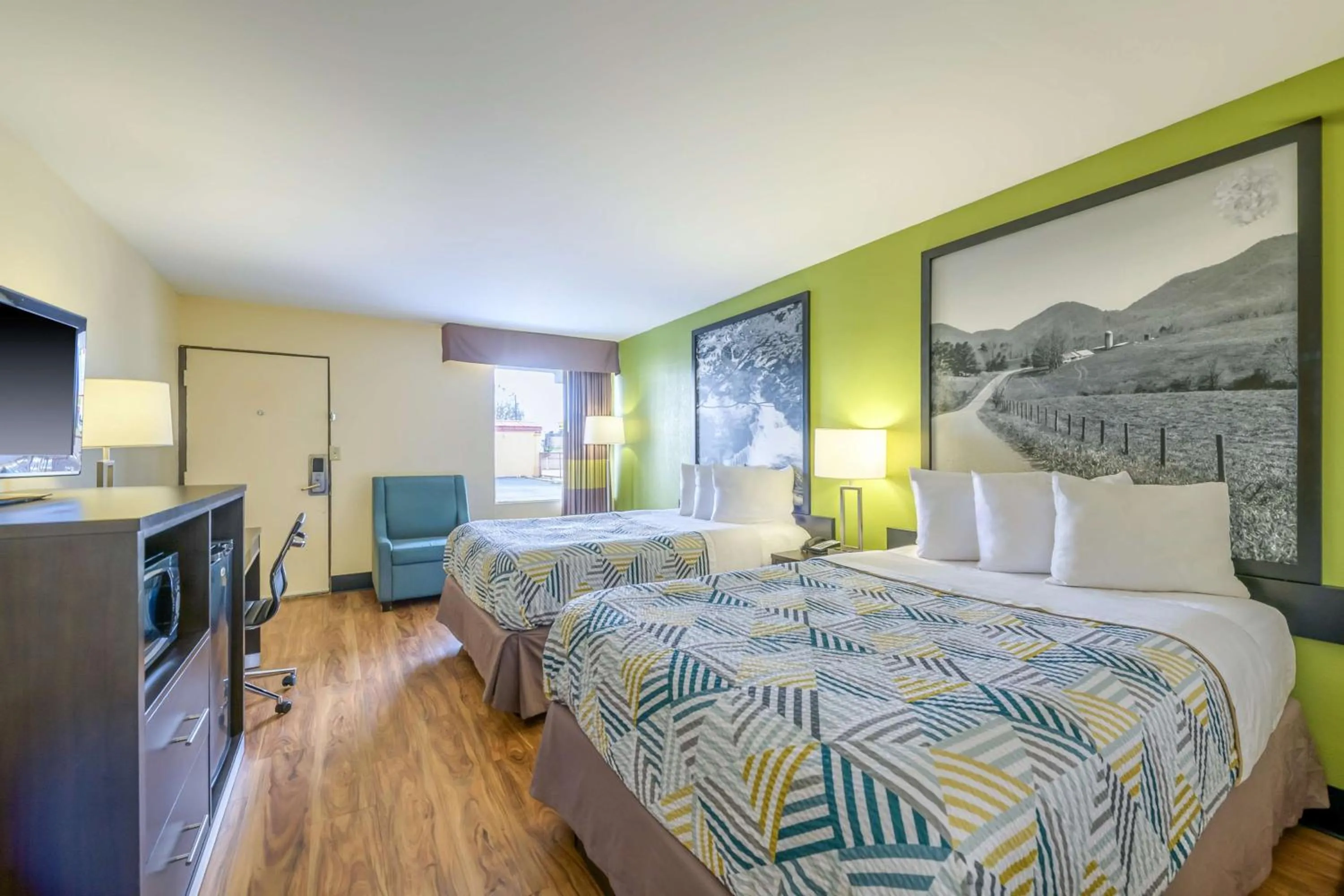 Bedroom, Bed in Super 8 by Wyndham Forsyth