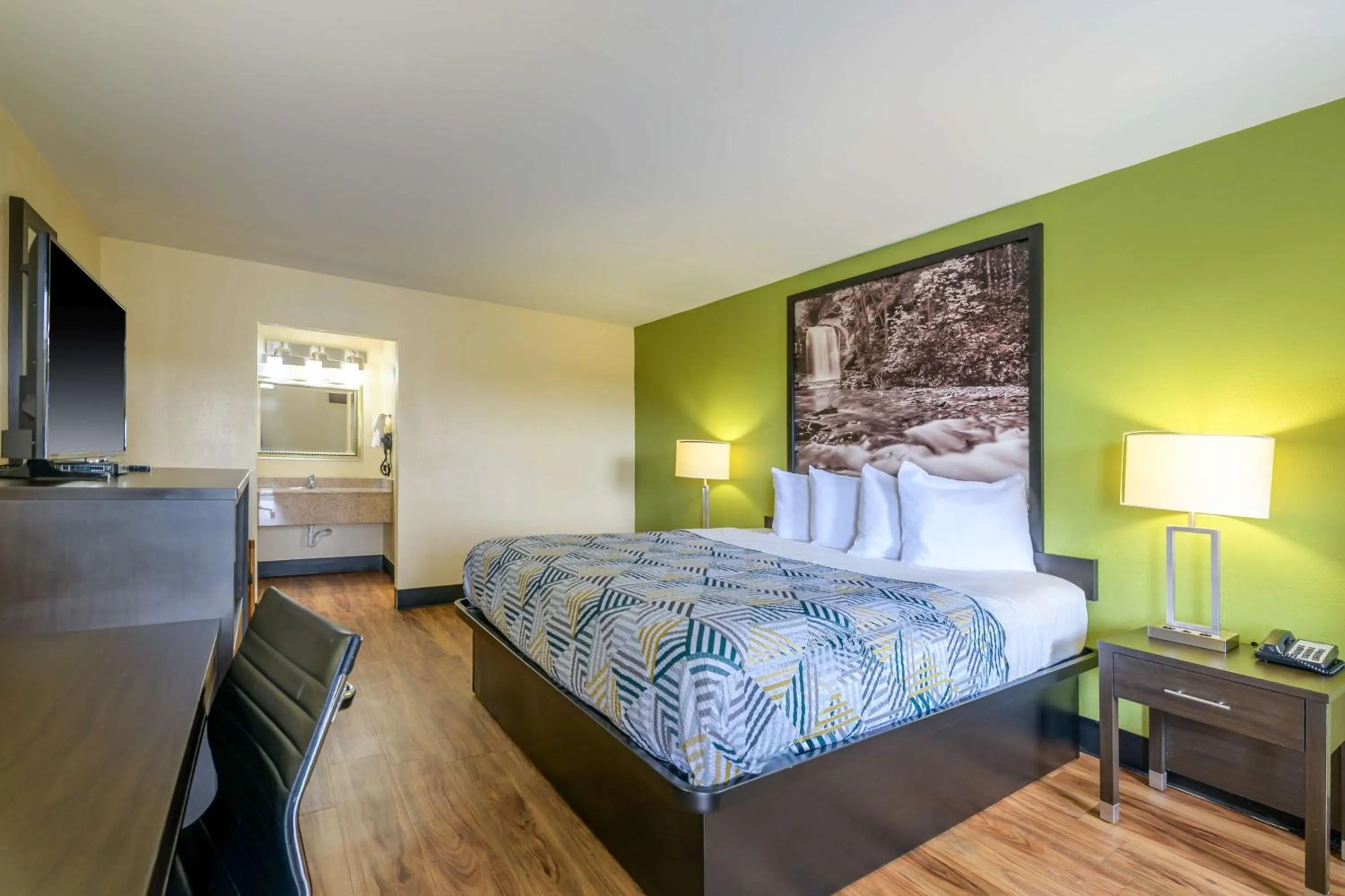 Bedroom, Bed in Super 8 by Wyndham Forsyth