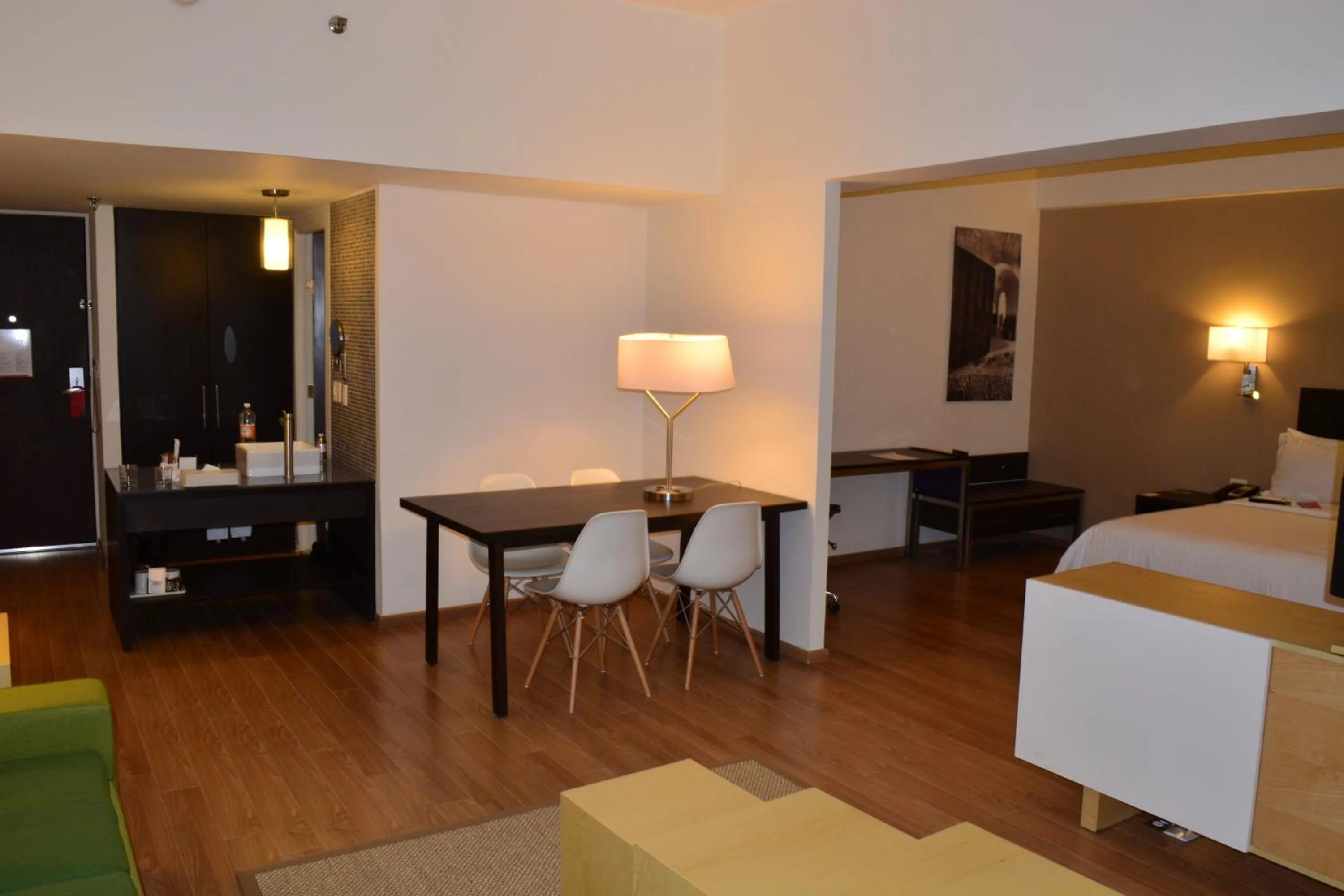 Photo of the whole room, Bed in Fiesta Inn Tlalnepantla