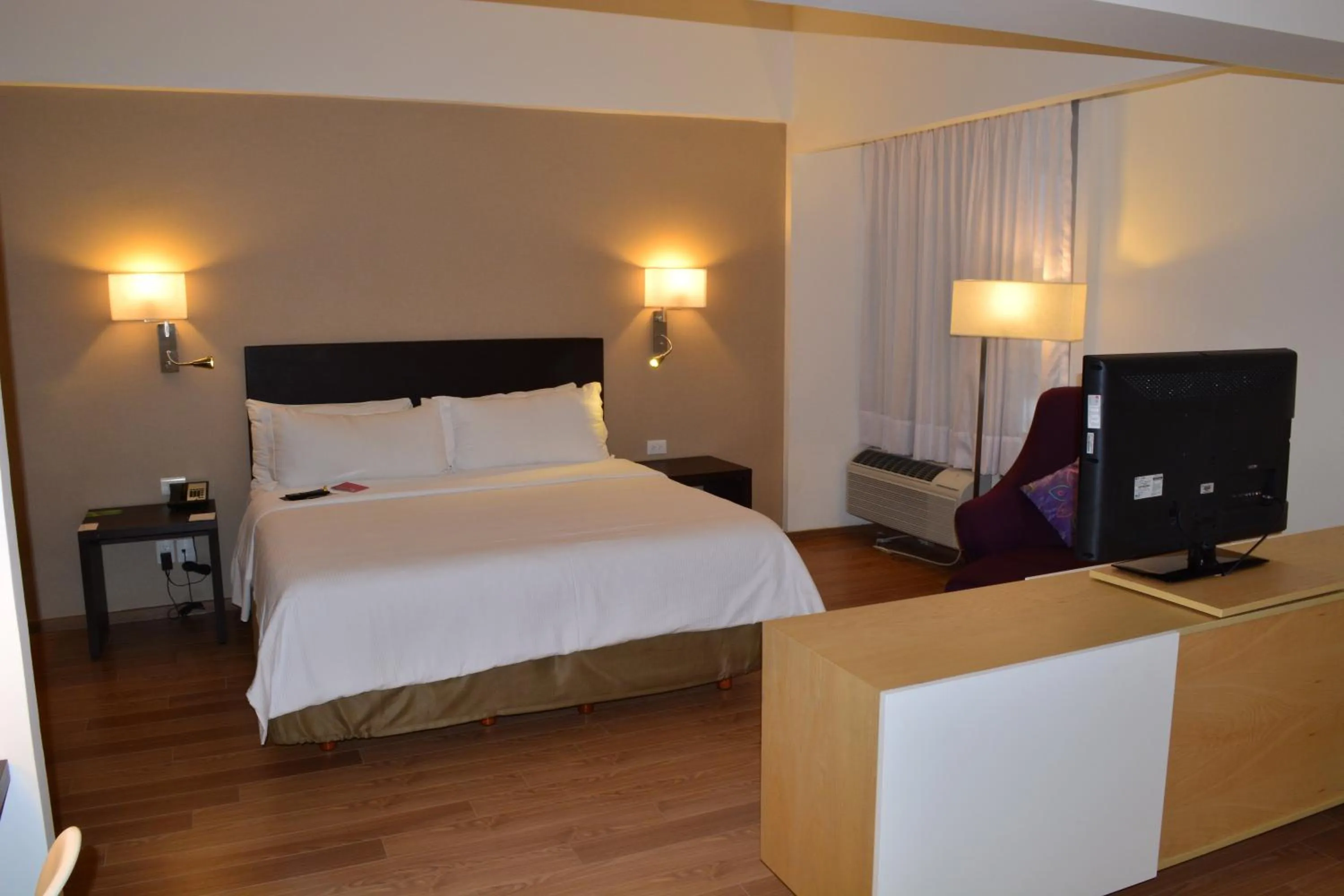 Photo of the whole room, Bed in Fiesta Inn Tlalnepantla