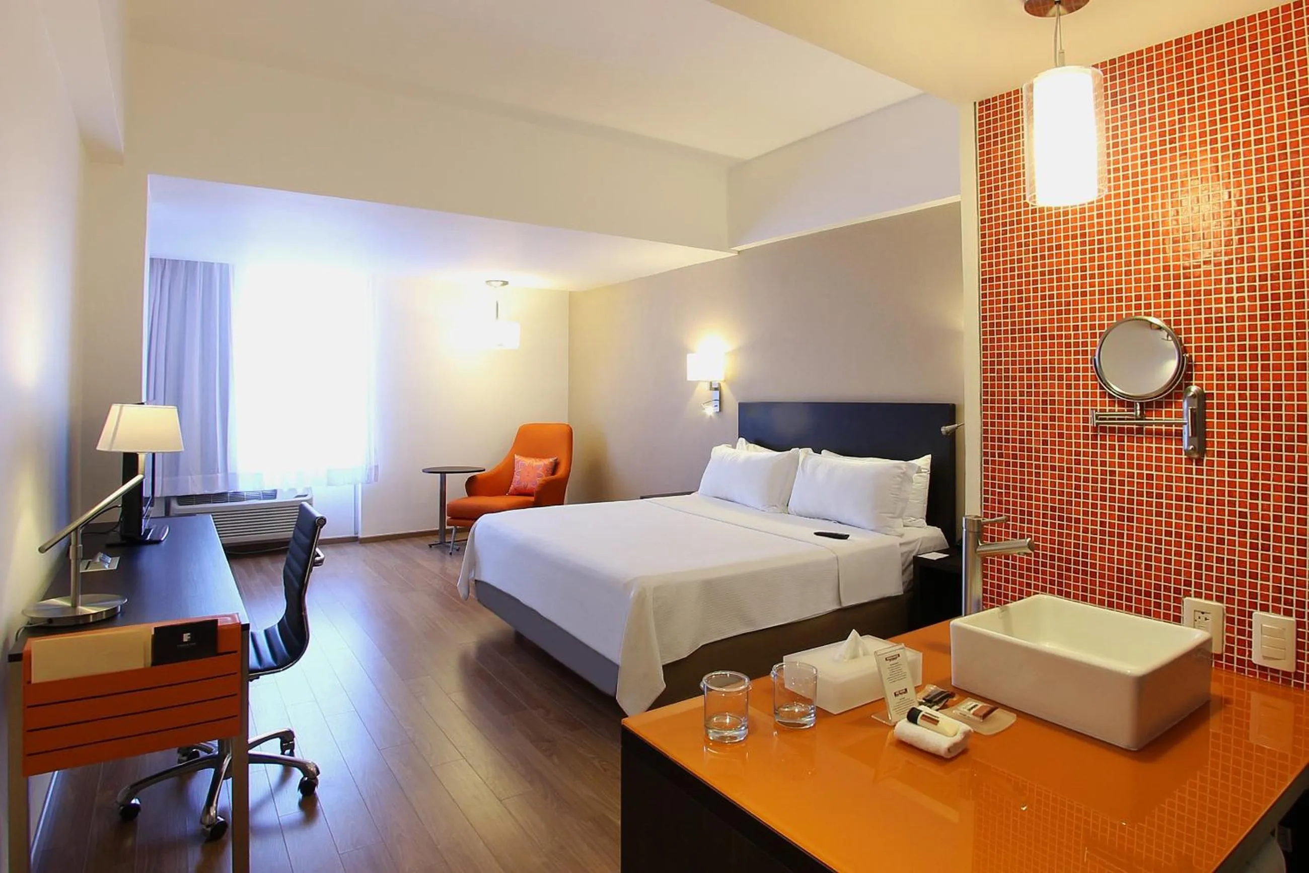 Photo of the whole room, Bed in Fiesta Inn Tlalnepantla