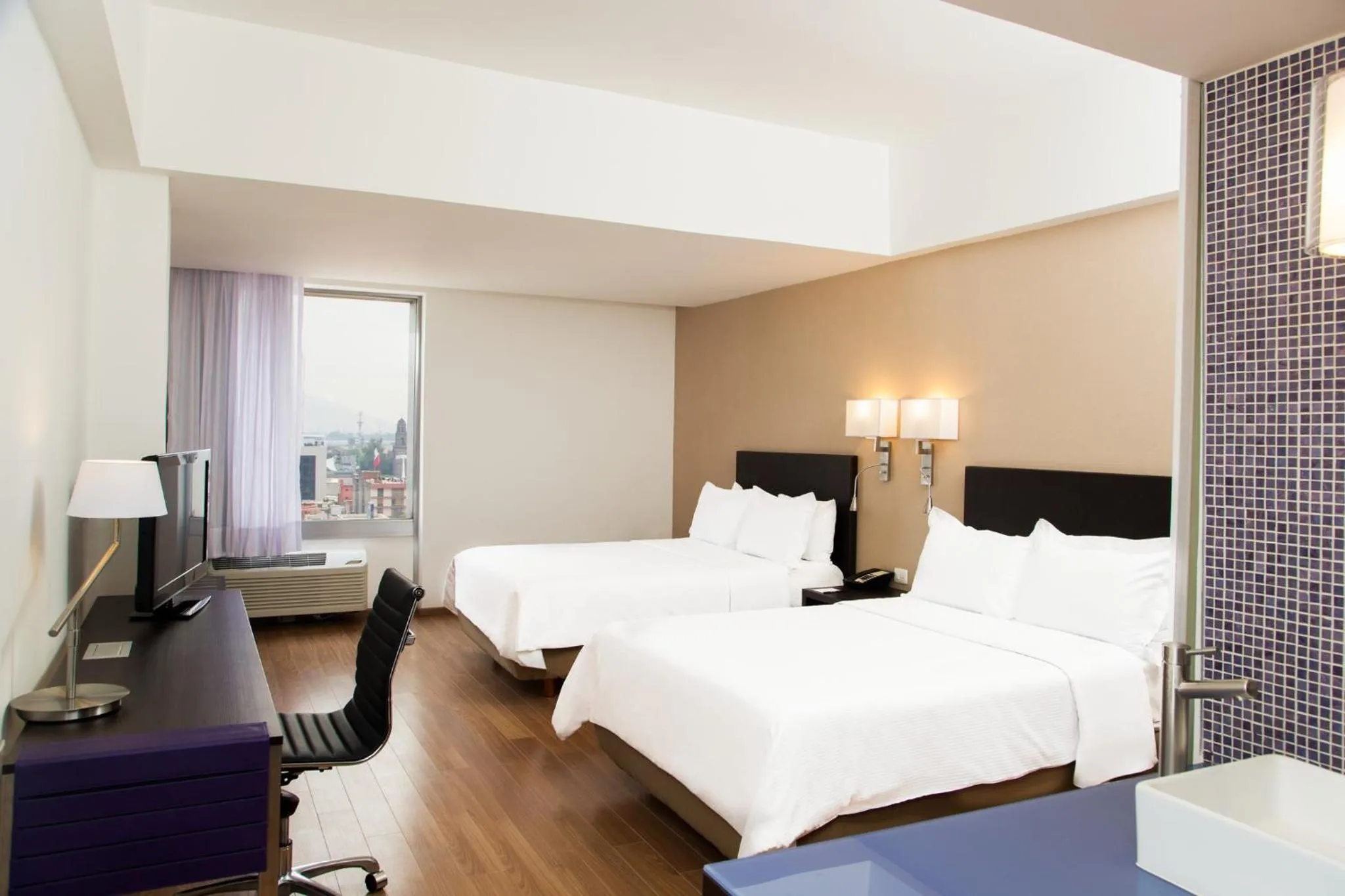 Photo of the whole room, Bed in Fiesta Inn Tlalnepantla