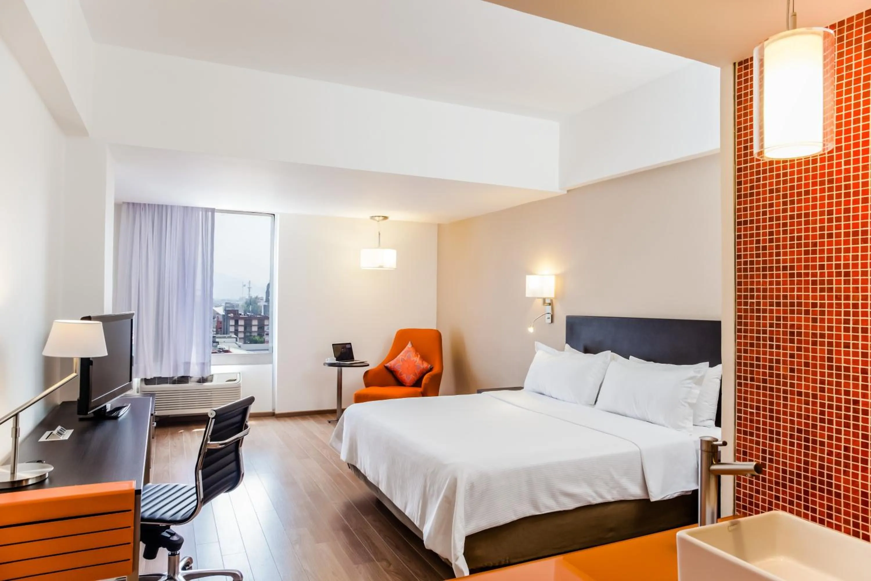 Photo of the whole room, Bed in Fiesta Inn Tlalnepantla