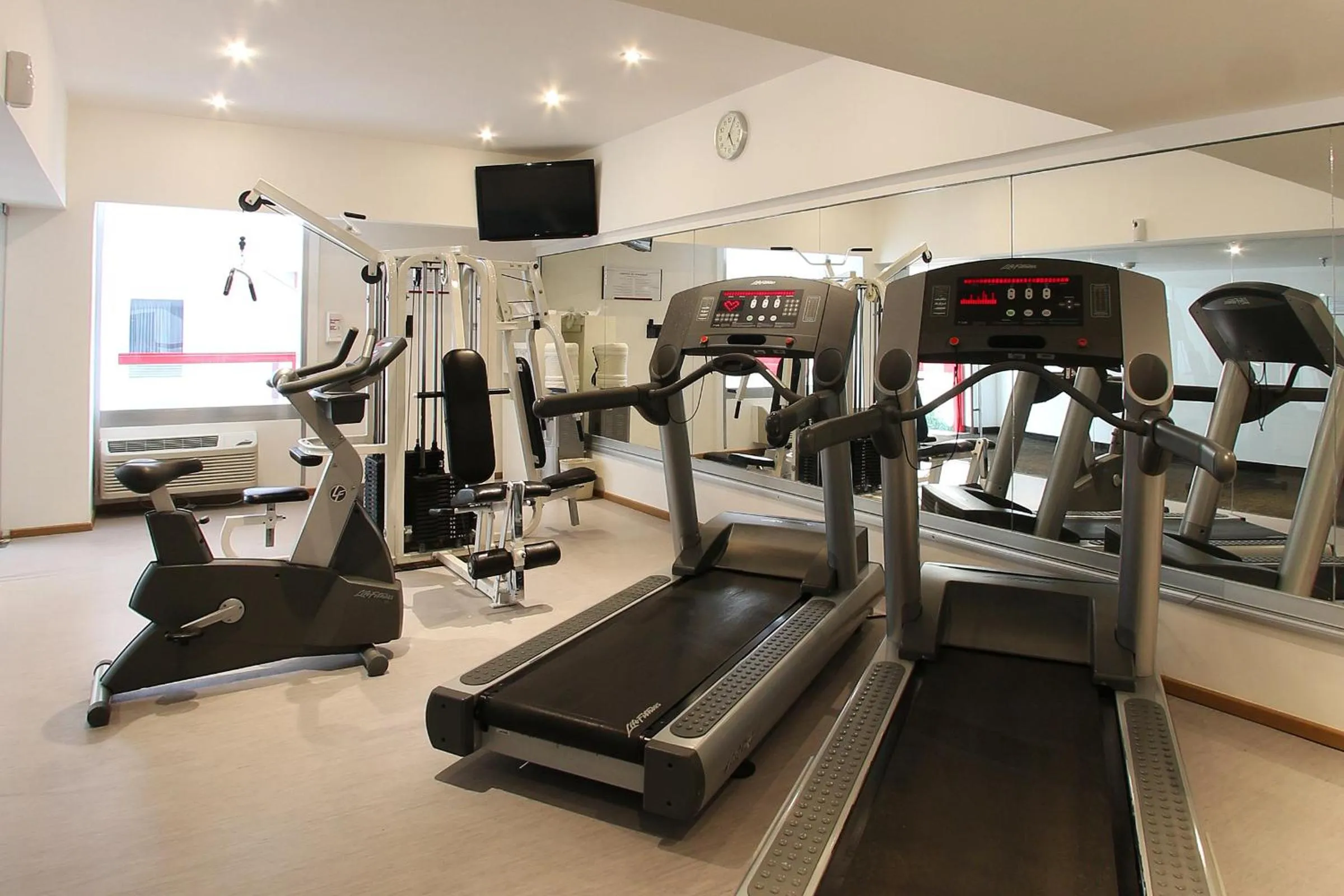 Fitness centre/facilities in Fiesta Inn Tlalnepantla