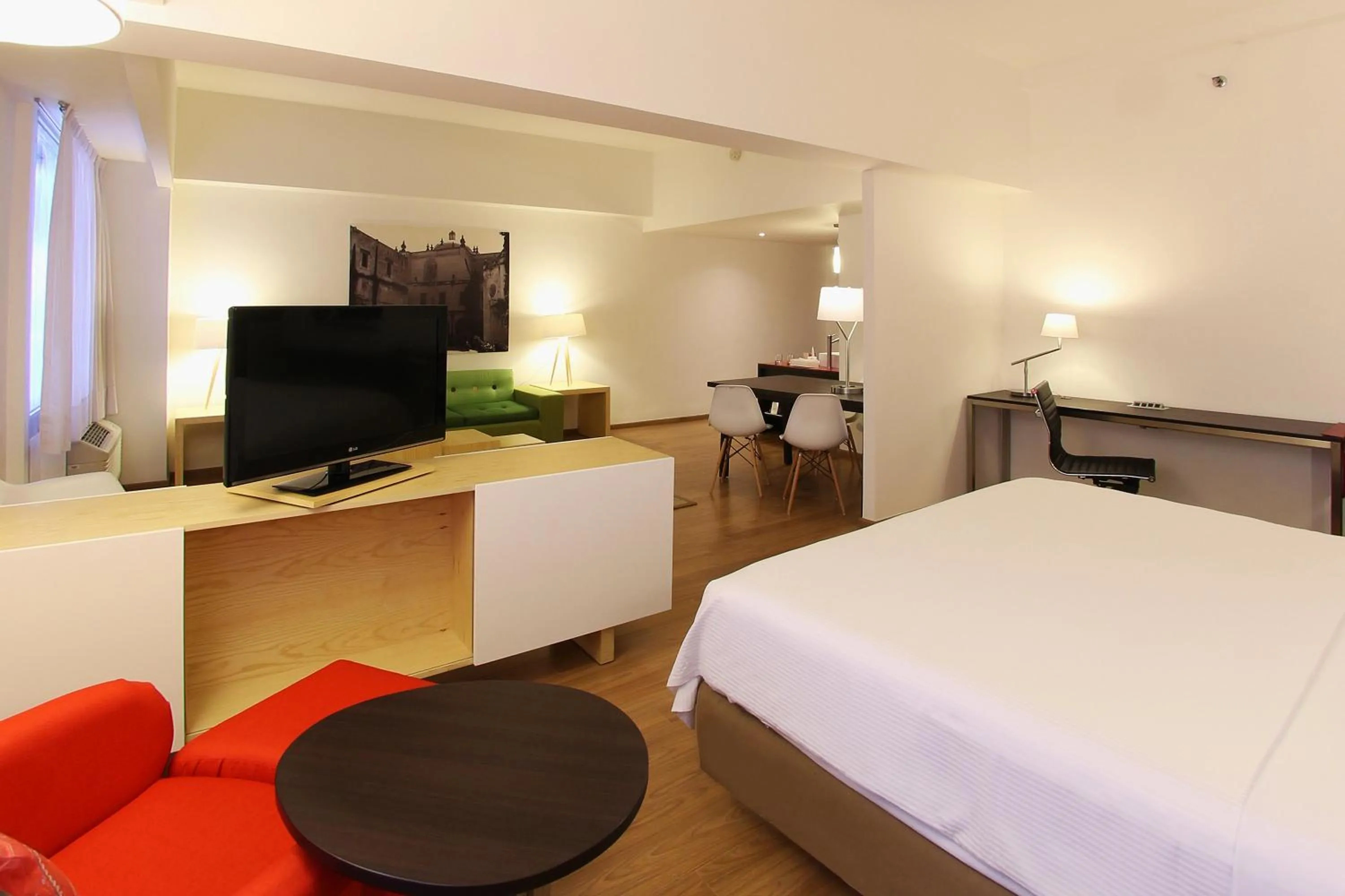 Photo of the whole room, Bed in Fiesta Inn Tlalnepantla