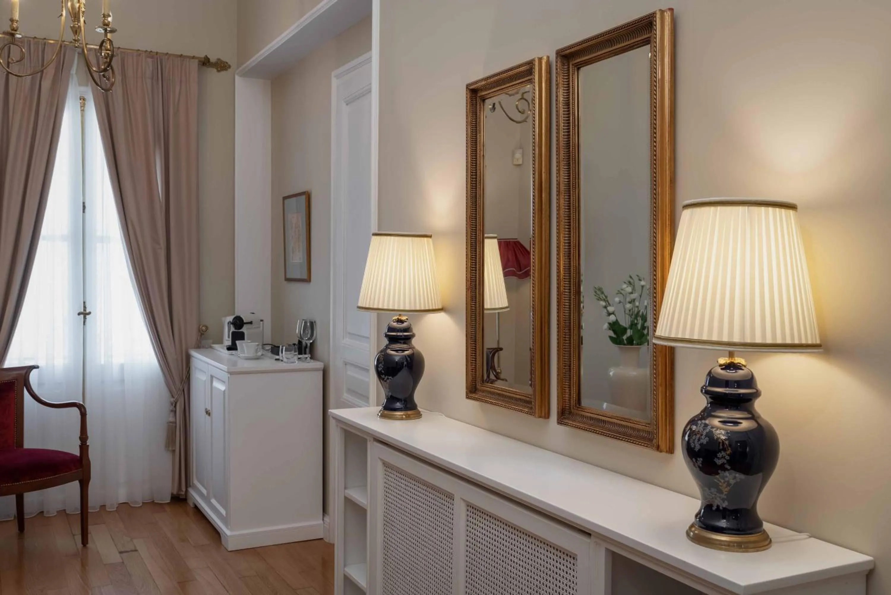 Coffee/tea facilities in Noble Suites