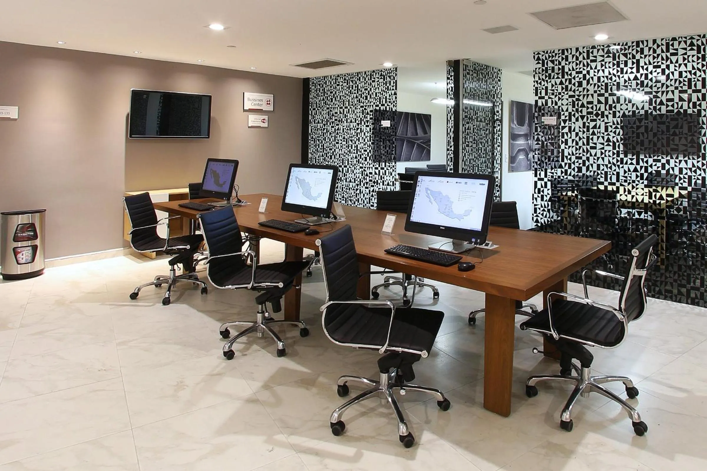 Business facilities in Fiesta Inn Express Perinorte