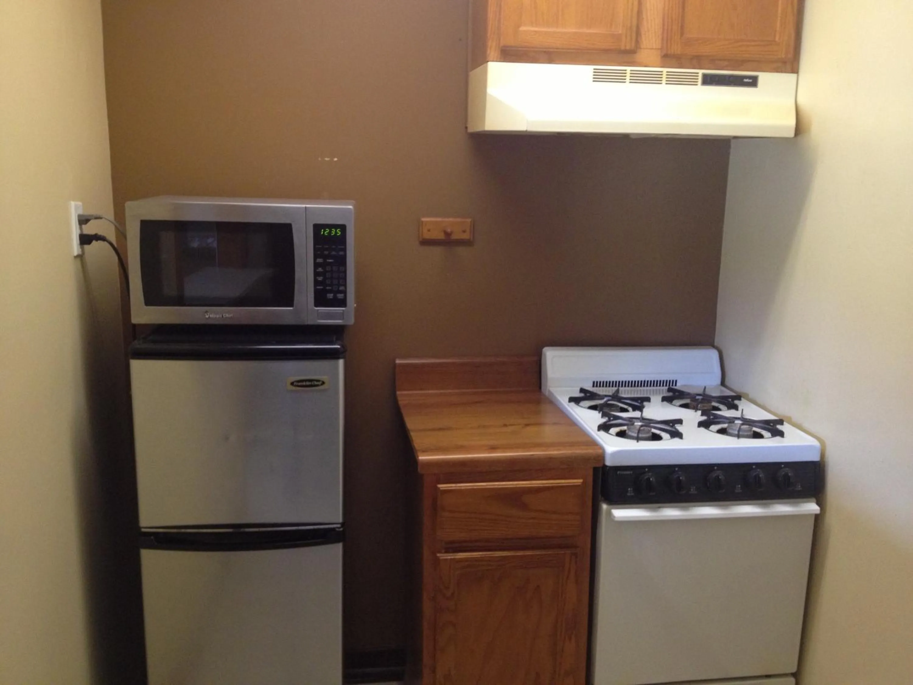 Kitchen or kitchenette in Stadium View Inn