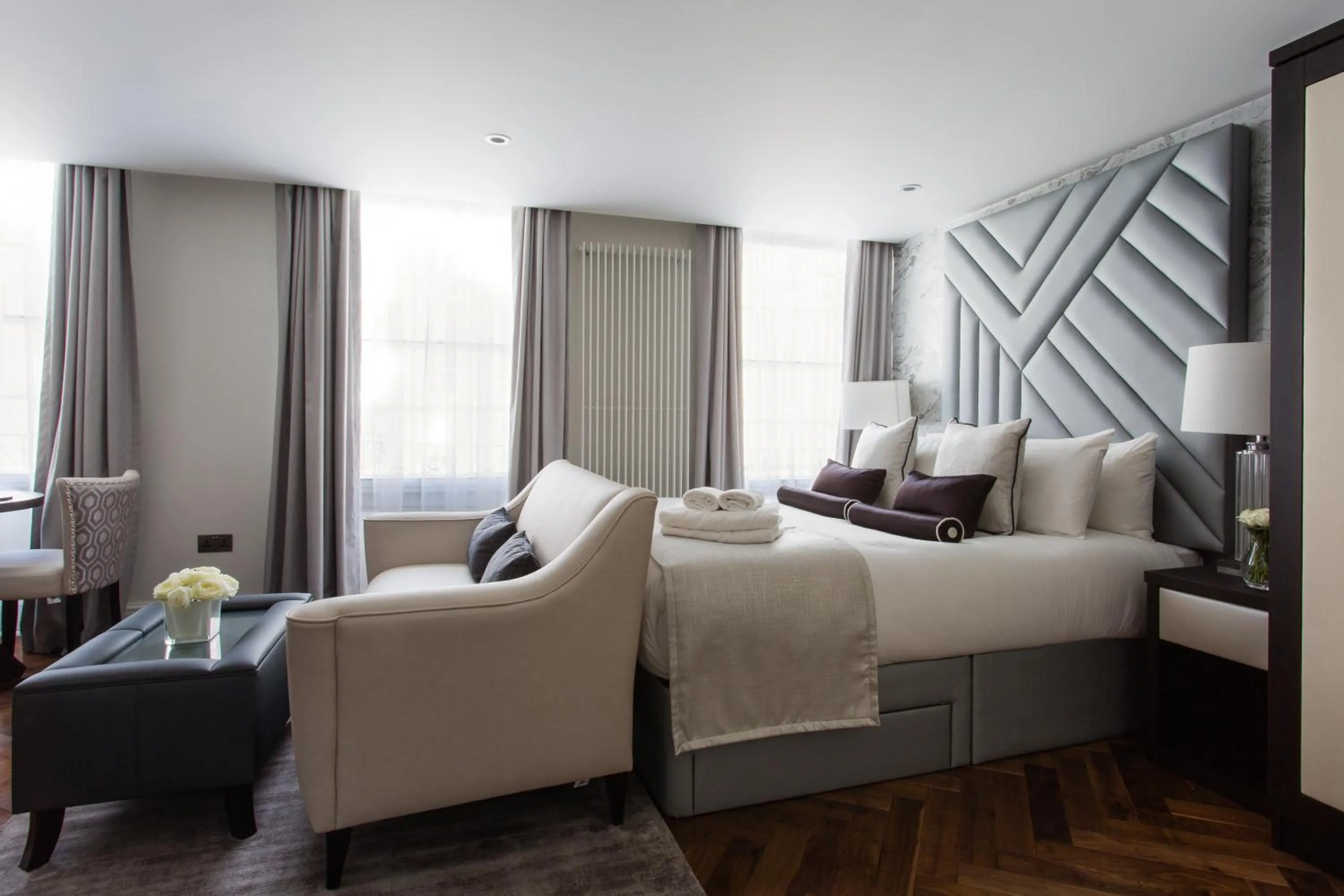 Living room, Bed in Baker Street by Viridian Apartments